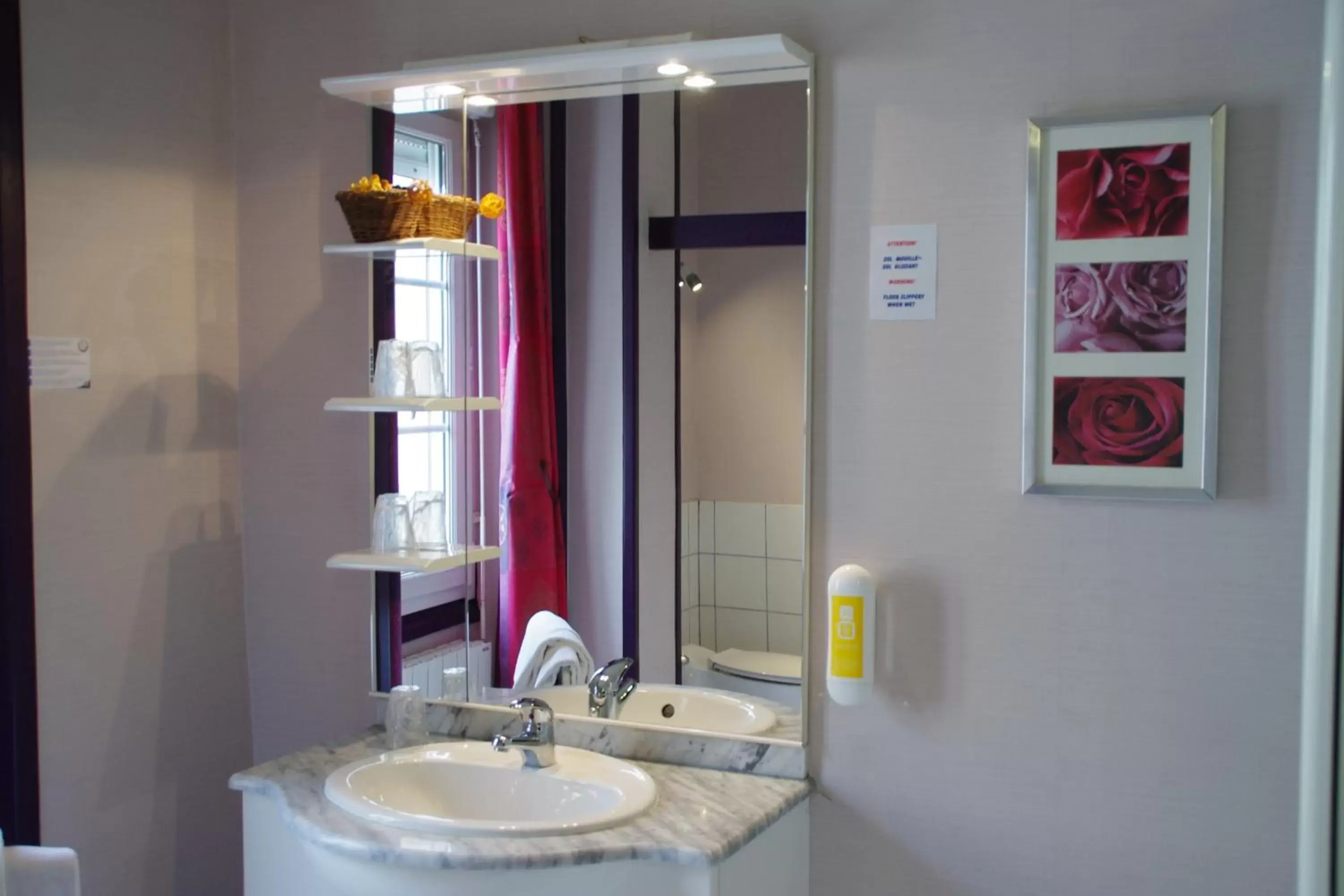 Bathroom in Hôtel La Résidence