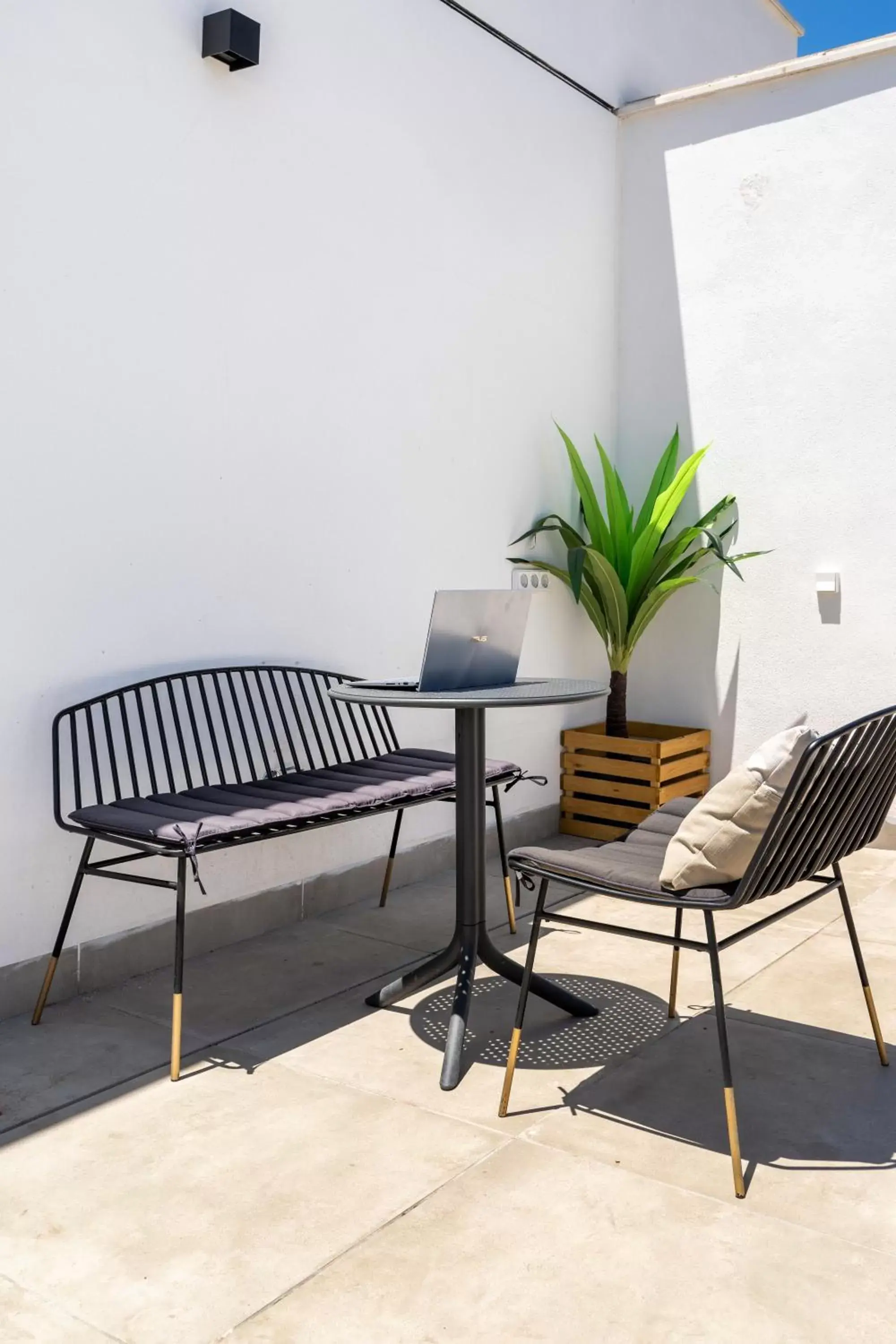 Balcony/Terrace, Seating Area in limehome Sevilla Calle Torcuato Luca de Tena - Digital Access