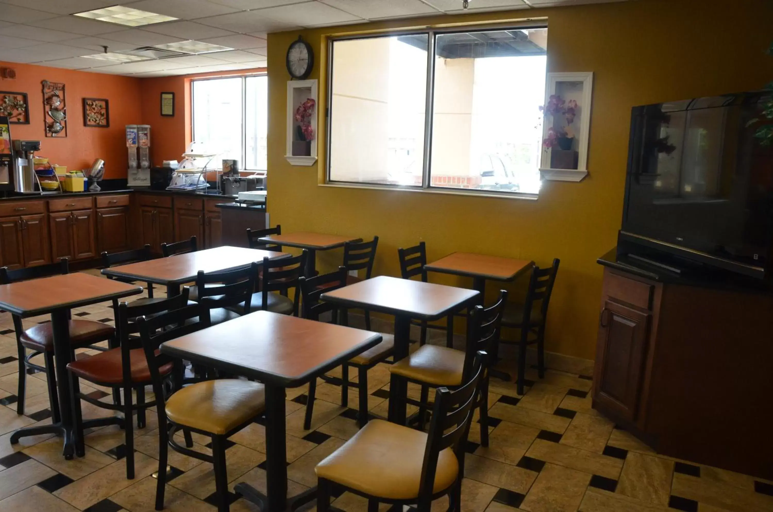 Communal kitchen, Restaurant/Places to Eat in Days Inn by Wyndham Airport Nashville East