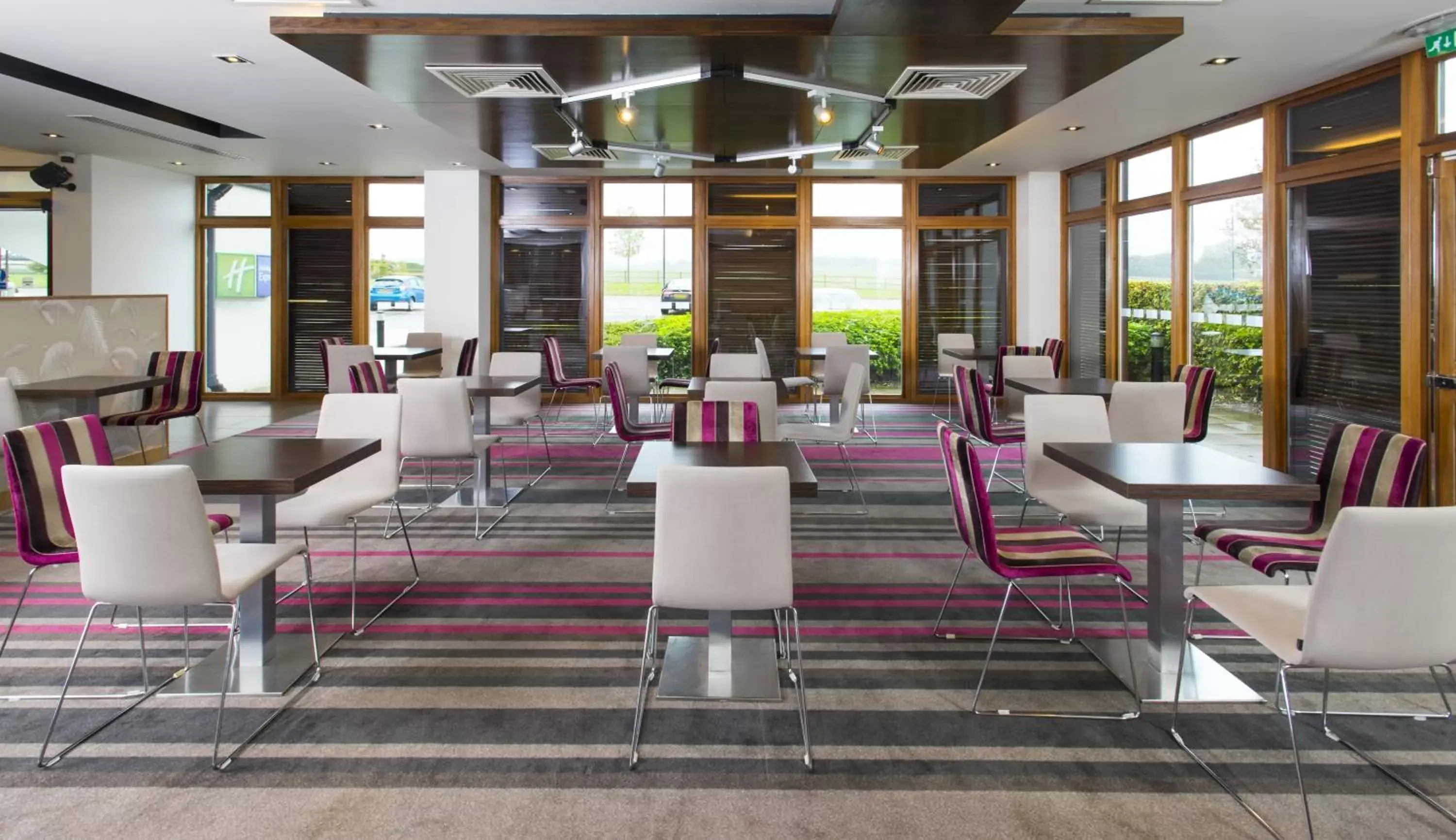 Restaurant/Places to Eat in Holiday Inn Express London - Epsom Downs, an IHG Hotel