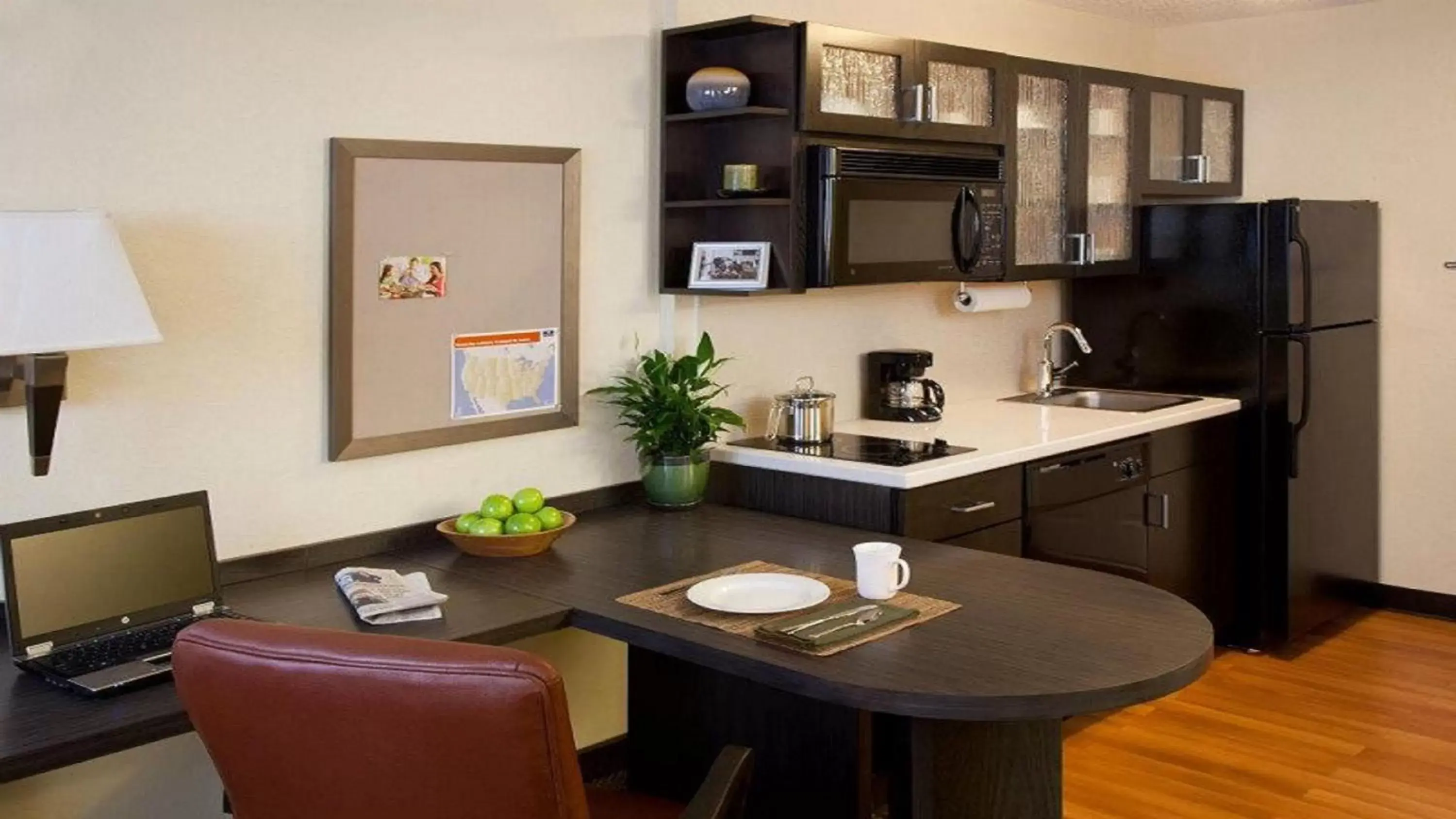 Photo of the whole room, Kitchen/Kitchenette in Sonesta Simply Suites Philadelphia Willow Grove