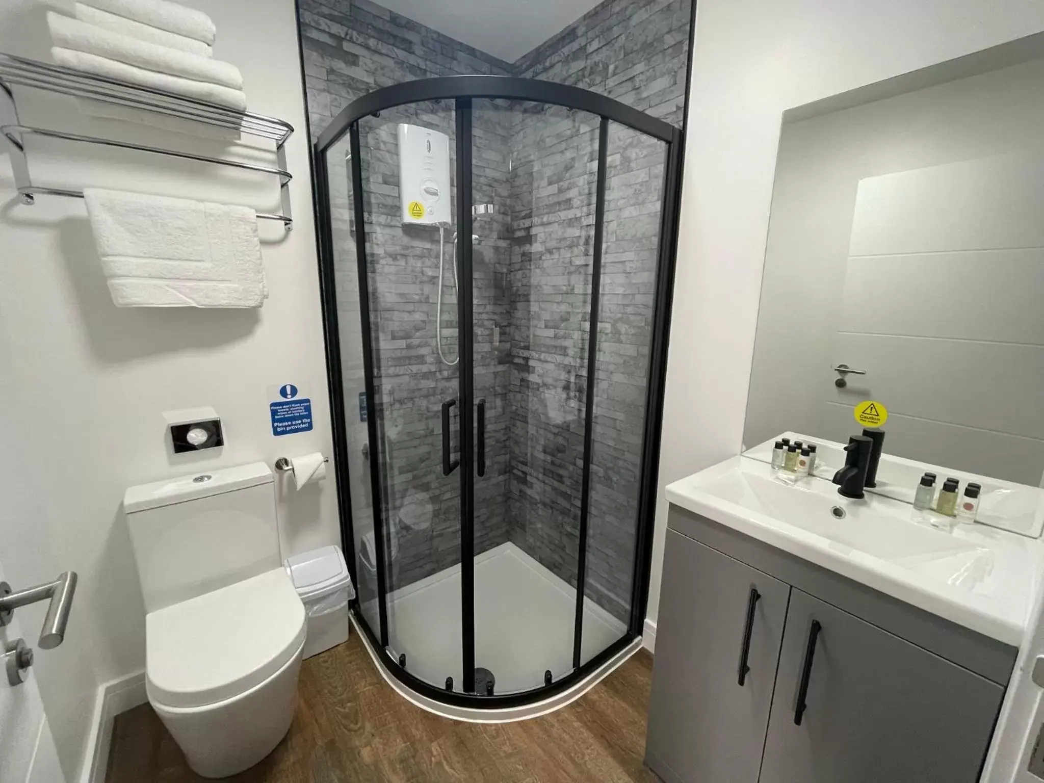Shower, Bathroom in The Corner Rooms at The Black Horse Inn