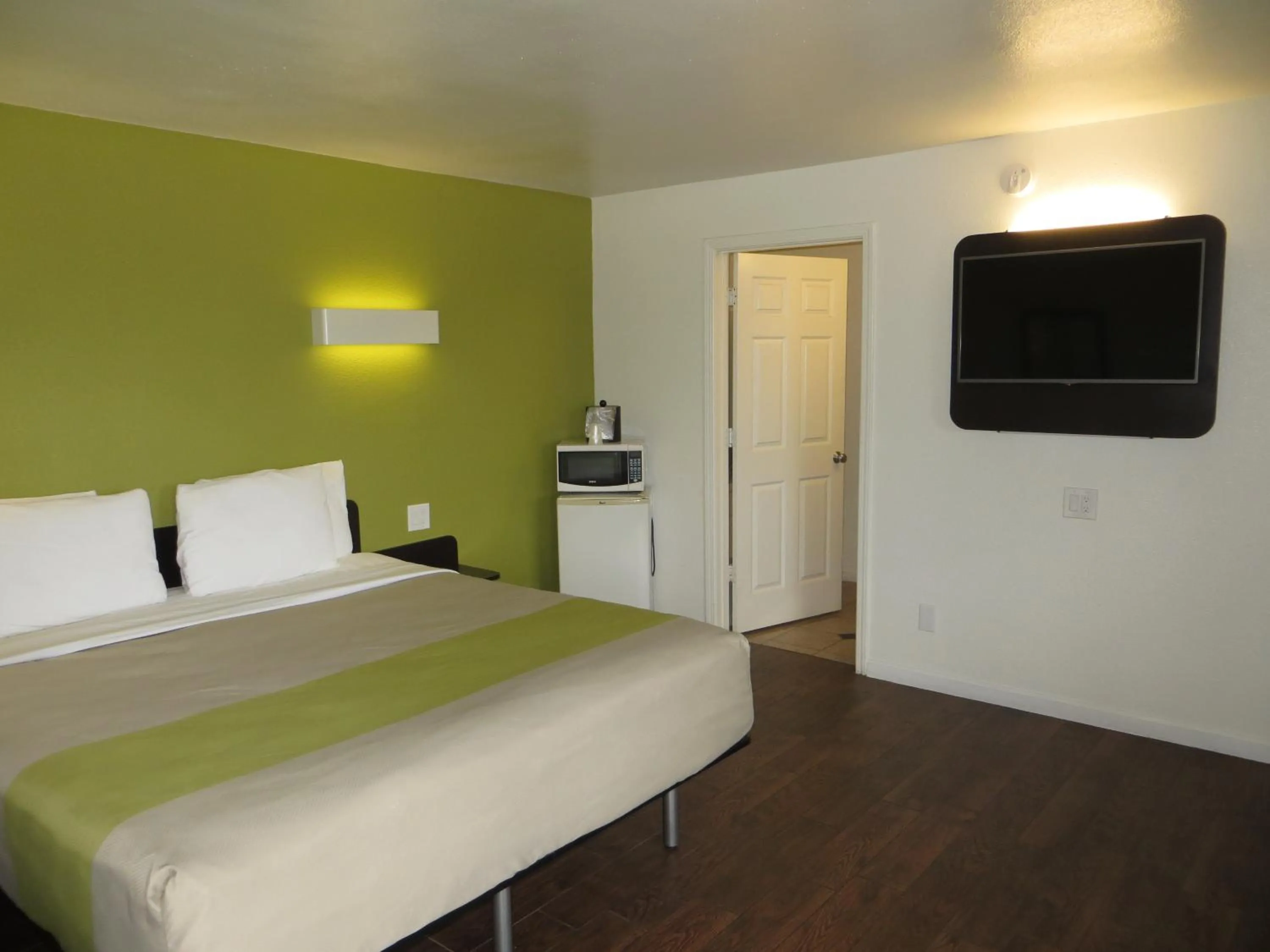 Bed in Fisherman's Cove Inn