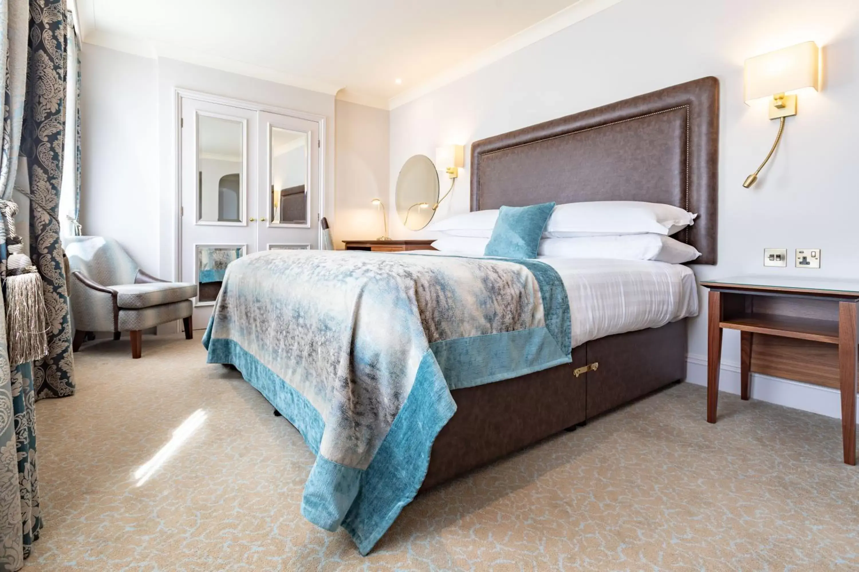 Bedroom, Bed in Swan's Nest Hotel
