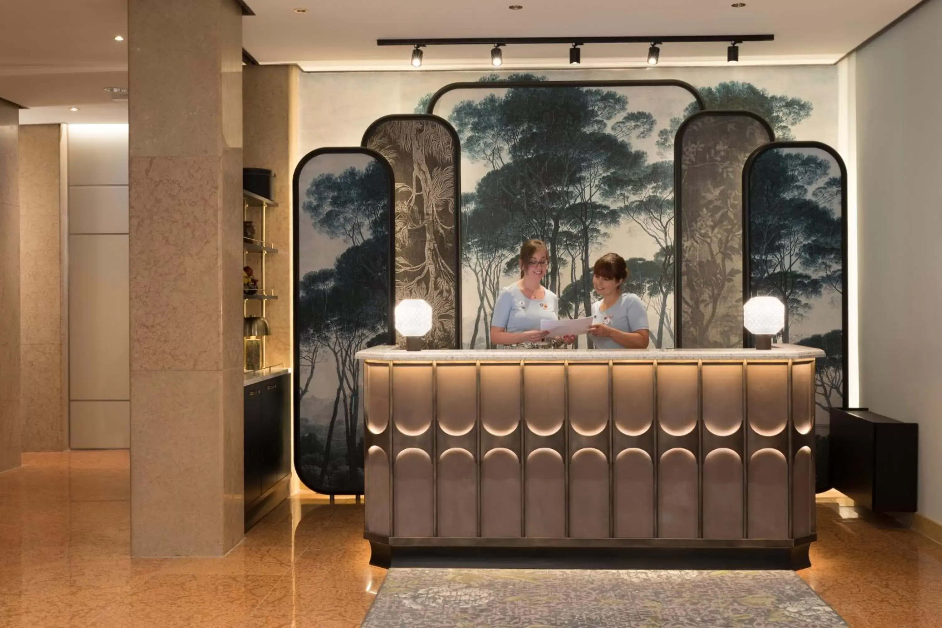 Lobby or reception, Staff in Hotel Indigo Verona - Grand Hotel Des Arts, an IHG Hotel
