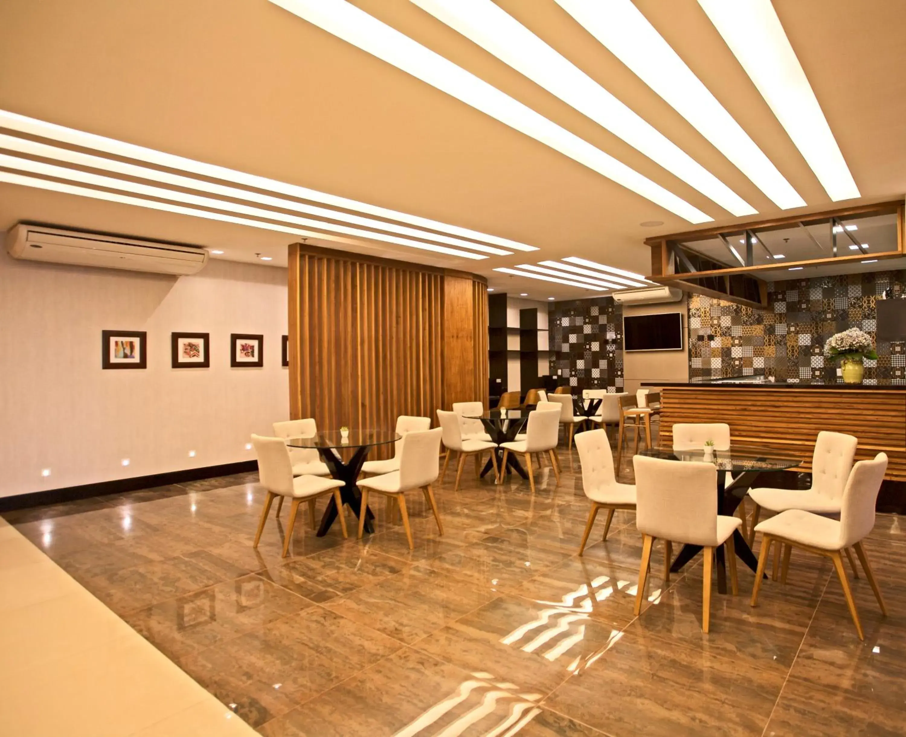 Lounge or bar, Restaurant/Places to Eat in Paradiso Macae Hotel