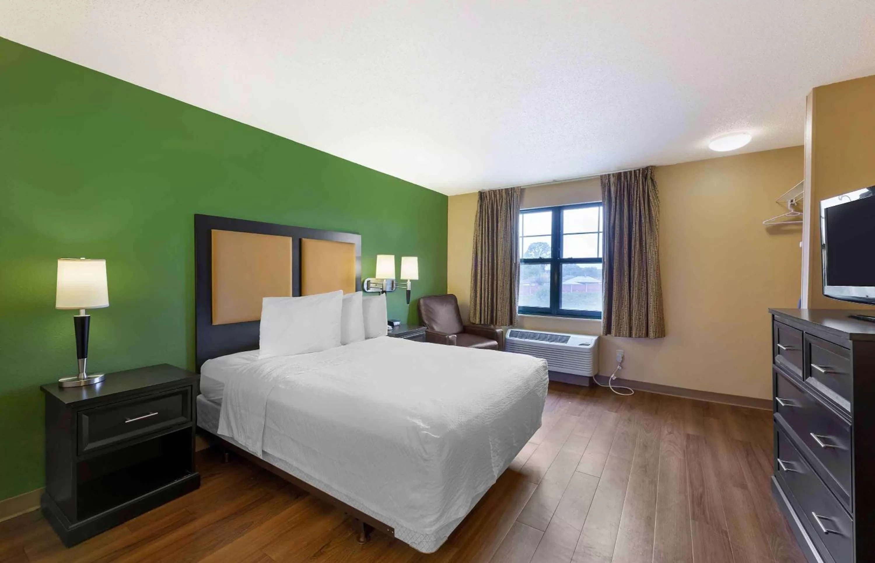 Bedroom, Bed in Extended Stay America Suites - Cleveland - Brooklyn