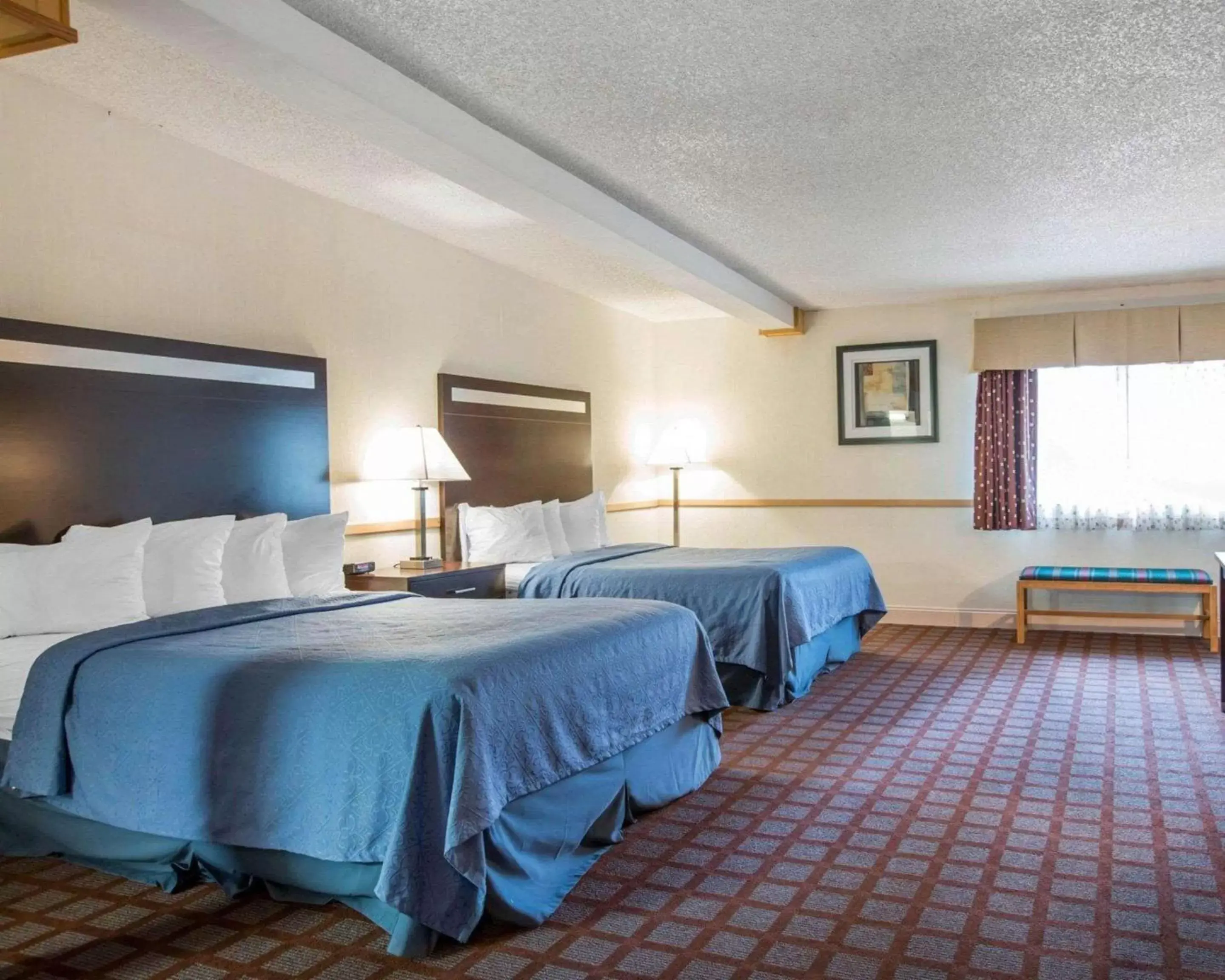 Photo of the whole room, Bed in Quality Inn near Mammoth Mountain Ski Resort