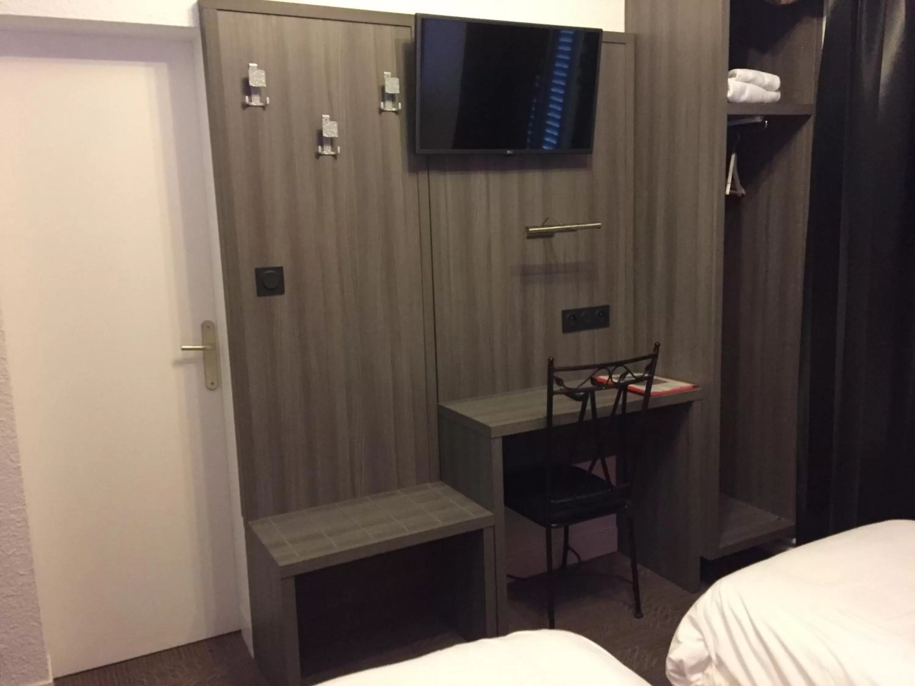 Seating area, Bed in Le Beverl'inn