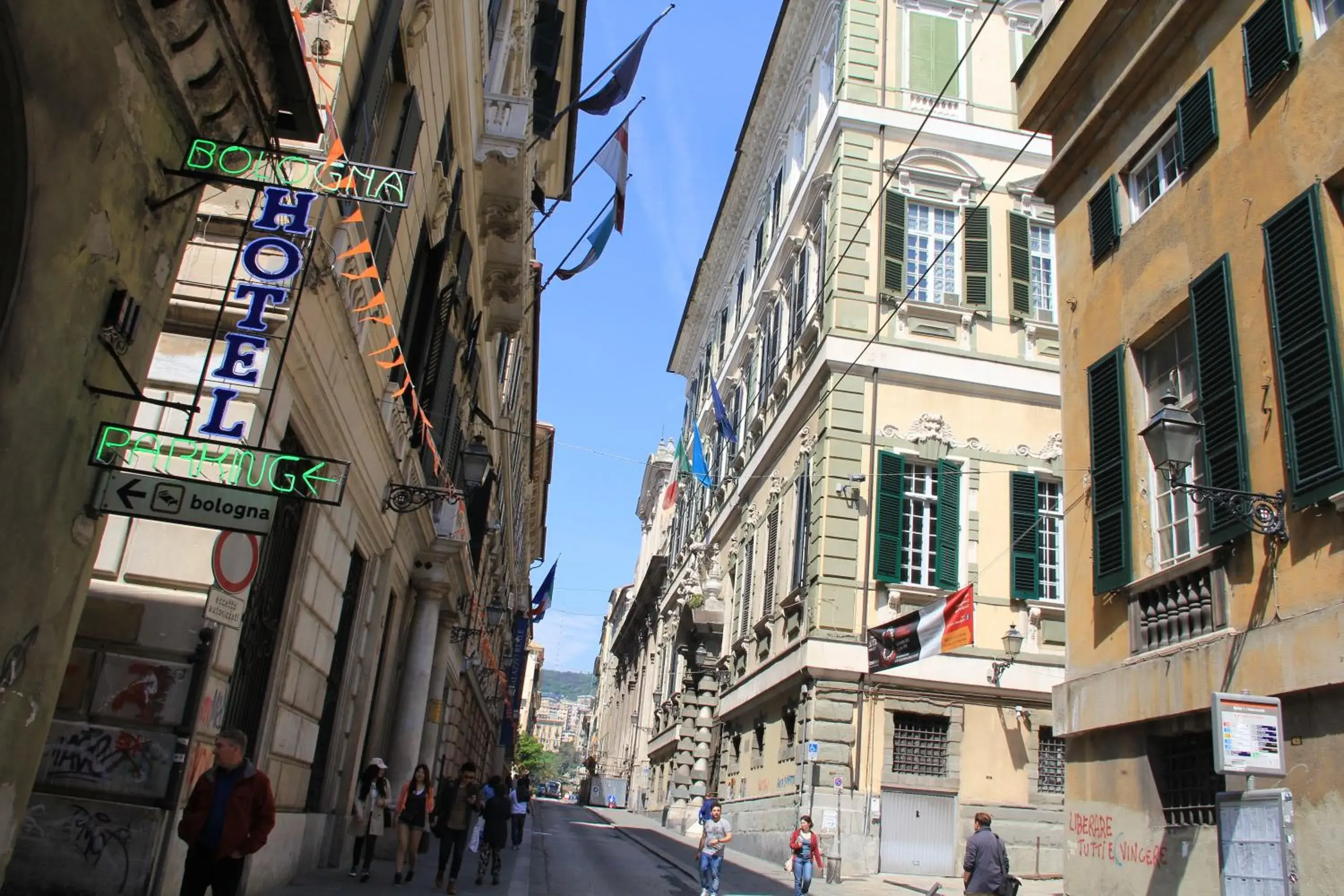 Neighbourhood, Neighborhood in Hotel Bologna