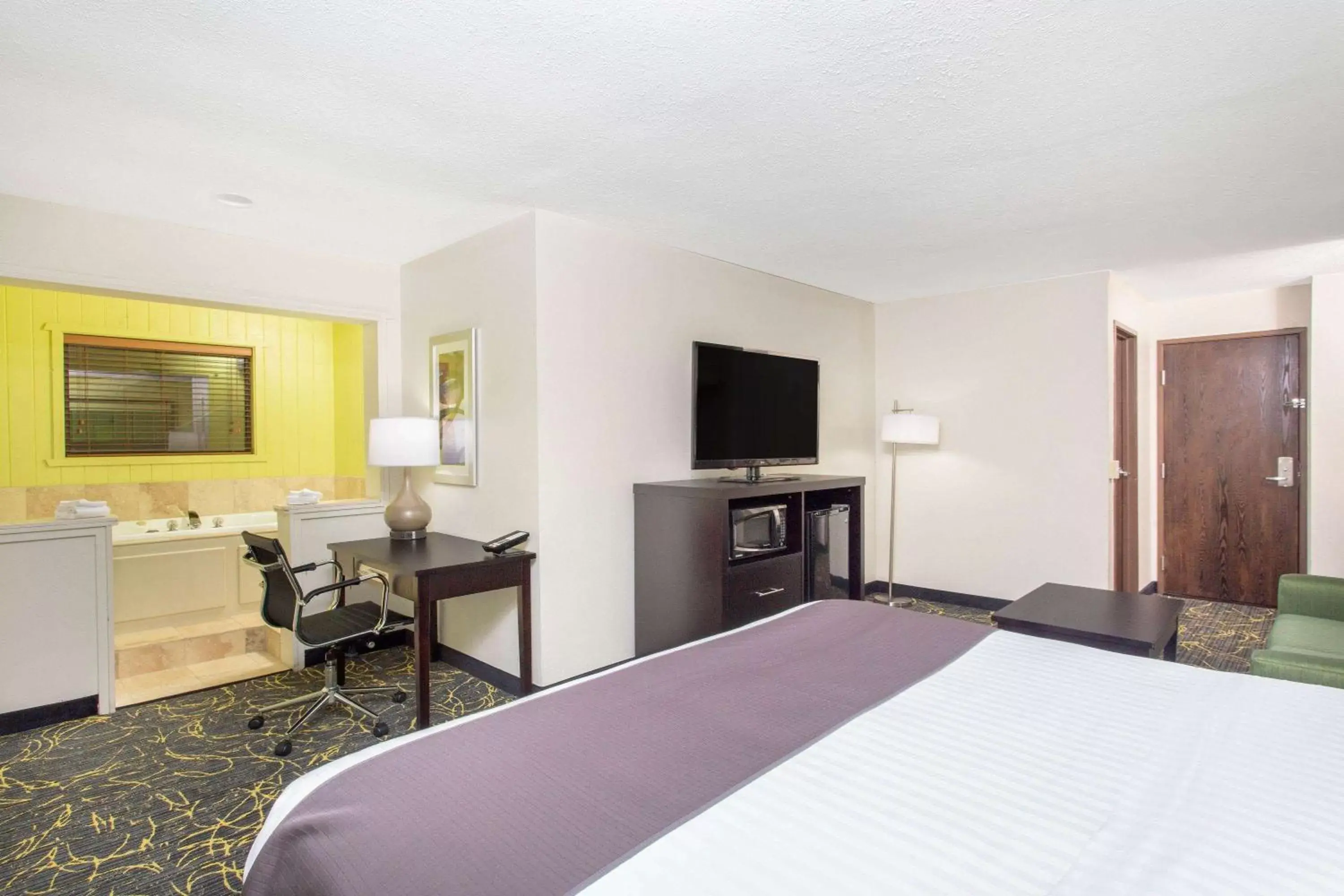 Bed, TV/Entertainment Center in AmericInn by Wyndham Delafield