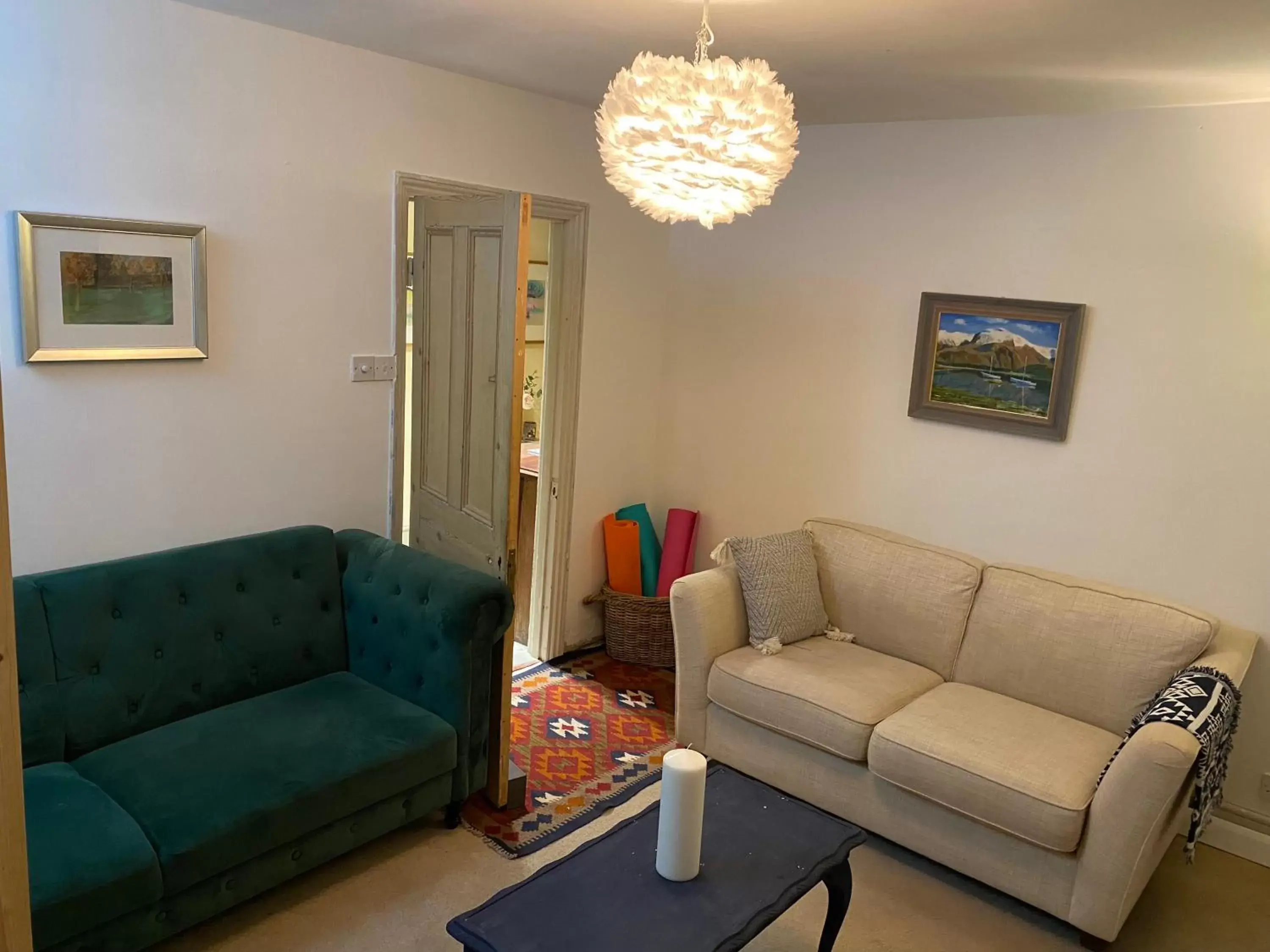 Communal lounge/ TV room, Seating Area in The Dragonfly BNB, Glastonbury