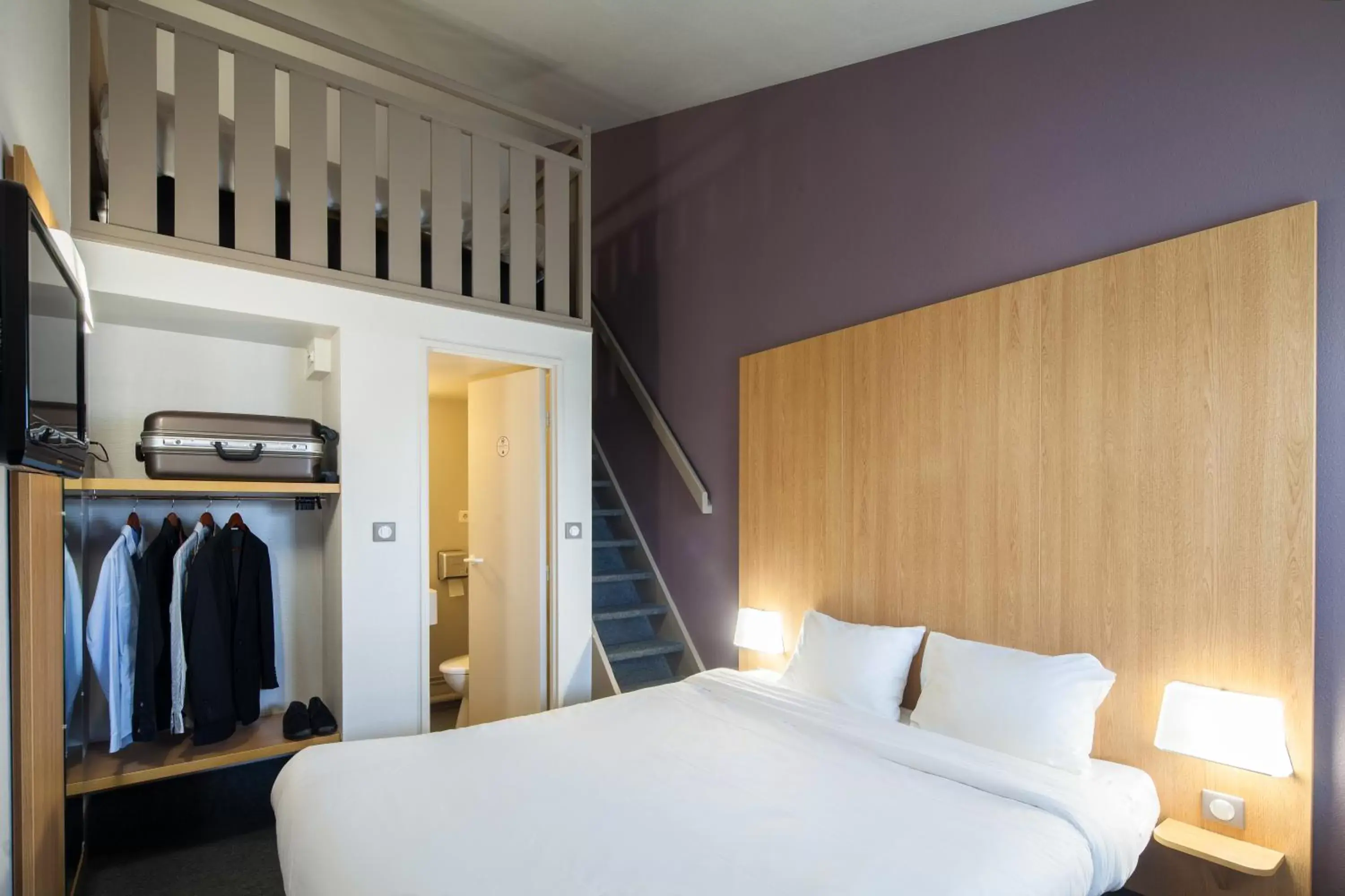 Bedroom, Bed in B&B HOTEL Troyes Barberey