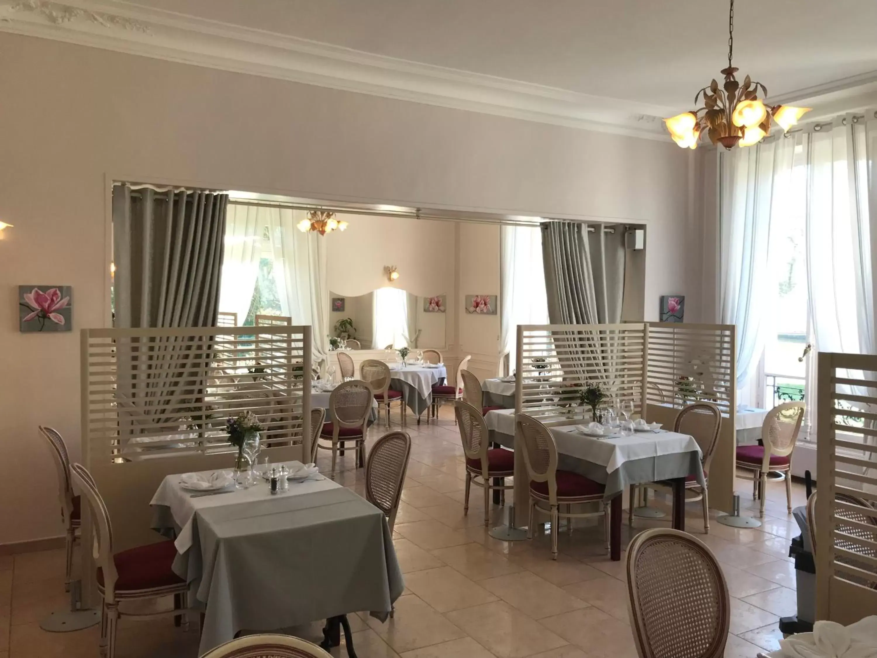 Restaurant/Places to Eat in Logis - Hostellerie Le Chatel Nangis