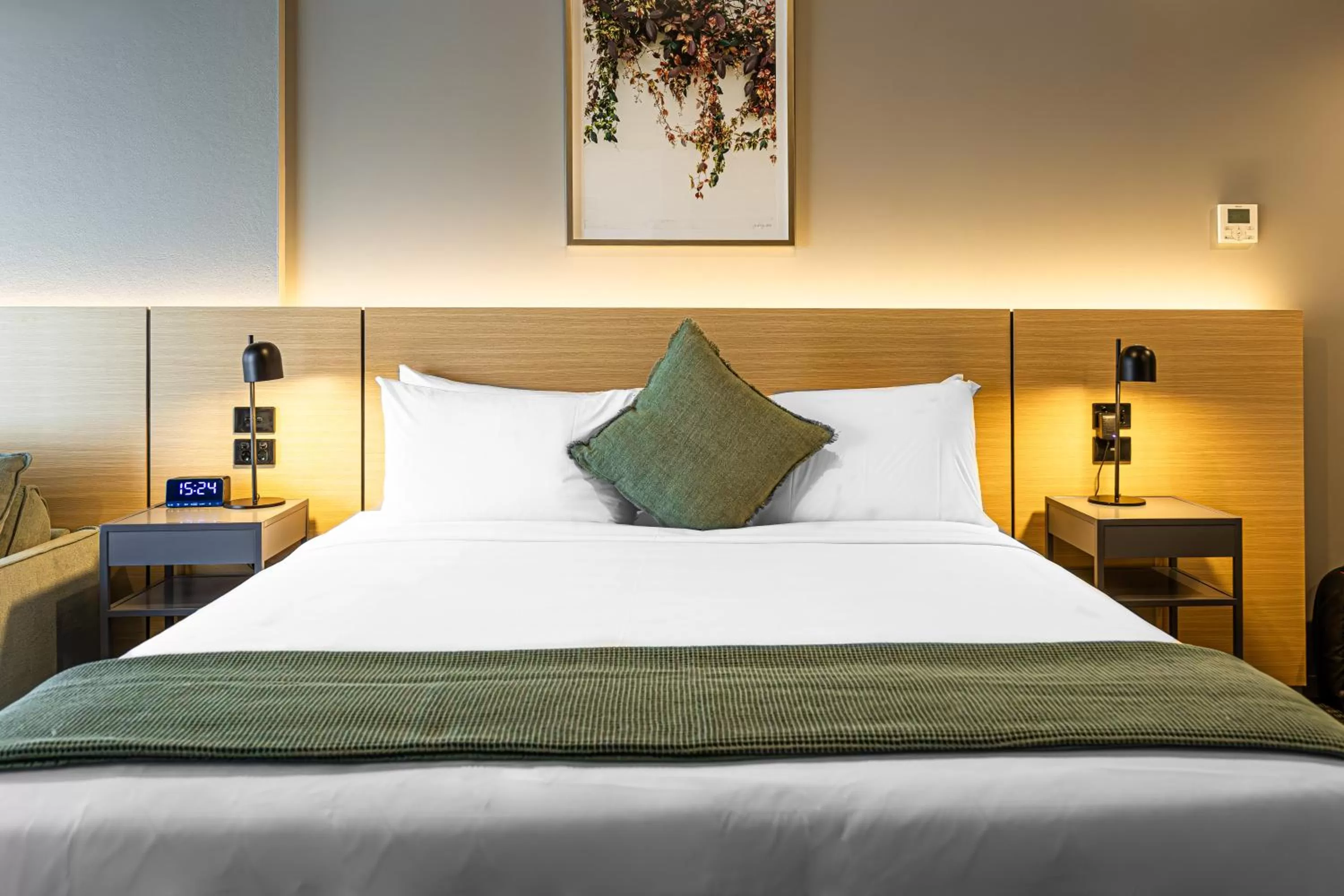 Photo of the whole room, Bed in Song Hotel Sydney