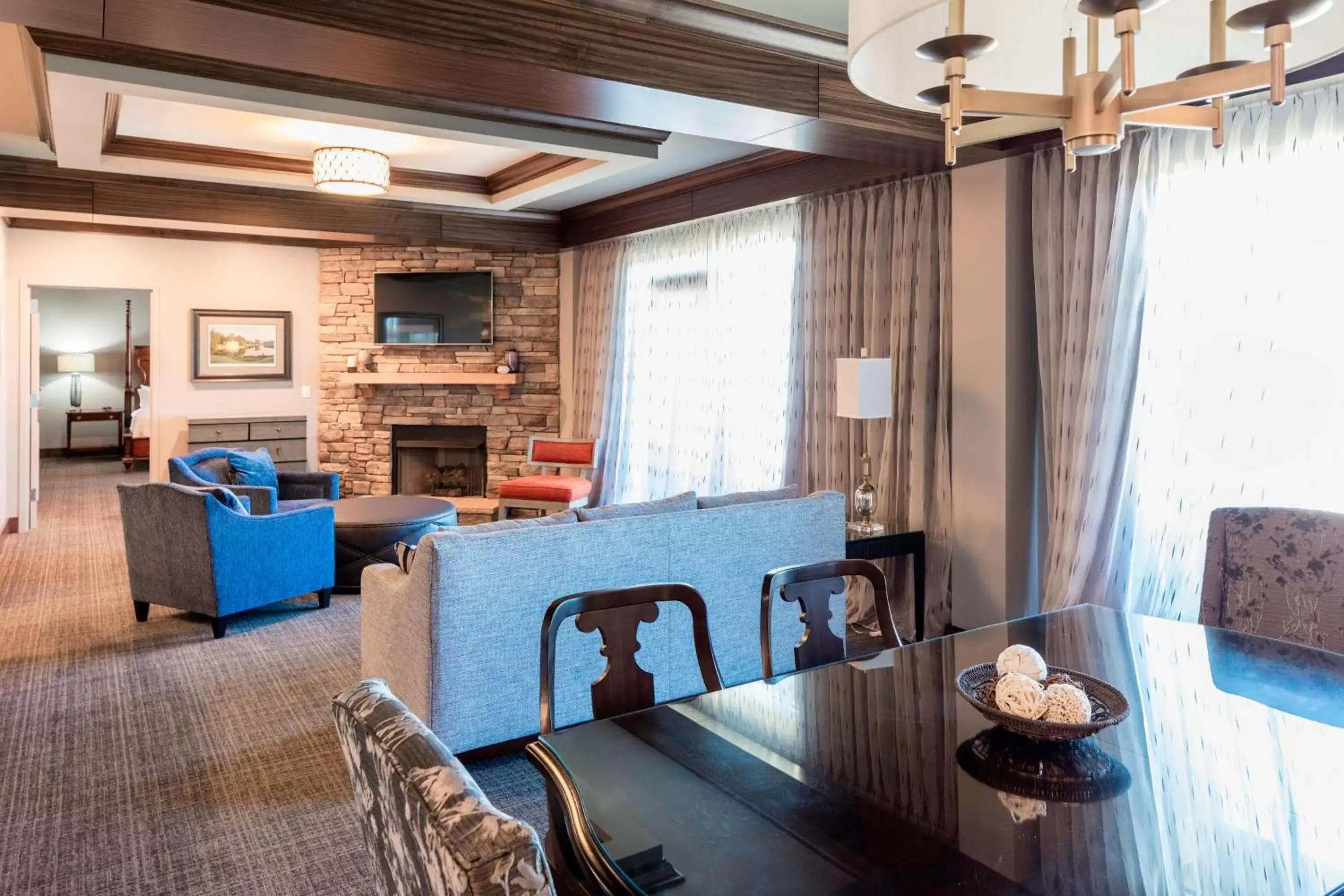 Living room, Dining Area in Auburn Marriott Opelika Resort & Spa at Grand National