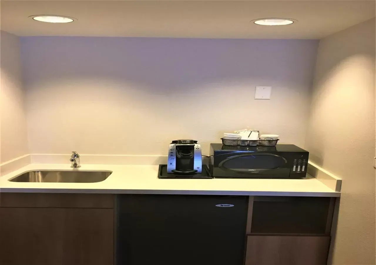 Coffee/tea facilities, Kitchen/Kitchenette in Holiday Inn Franklin - Cool Springs, an IHG Hotel