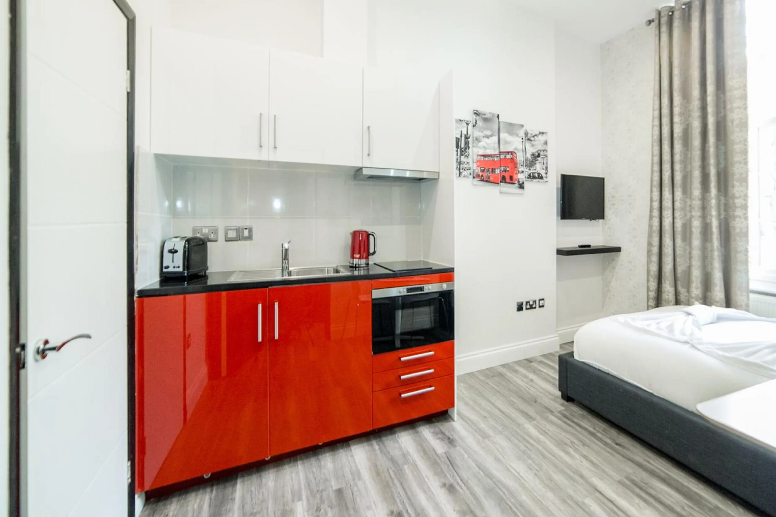 Kitchen or kitchenette, Bed in Imperial Court Suites