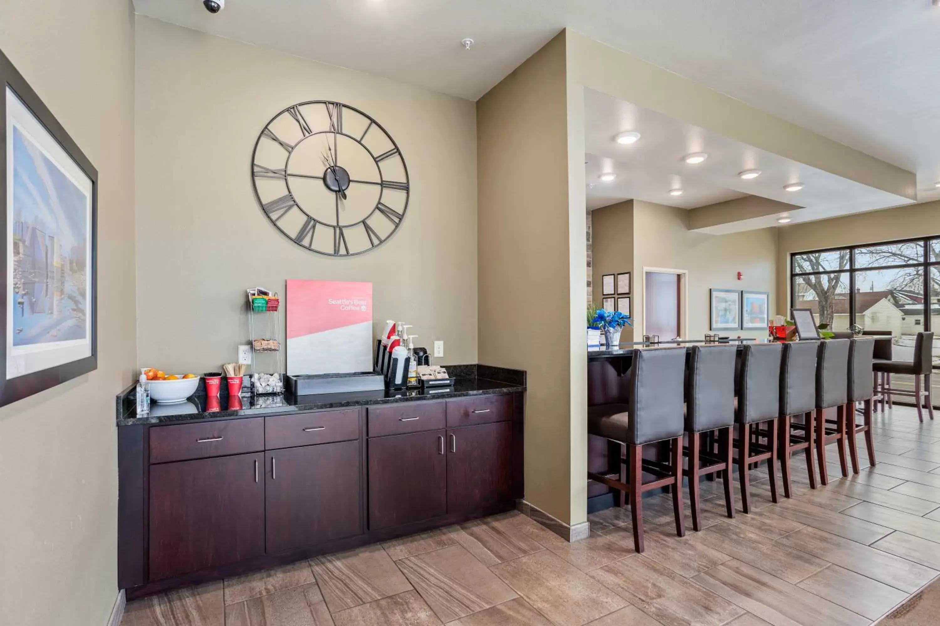 Lounge or bar, Kitchen/Kitchenette in Cobblestone Hotel & Suites - Little Chute