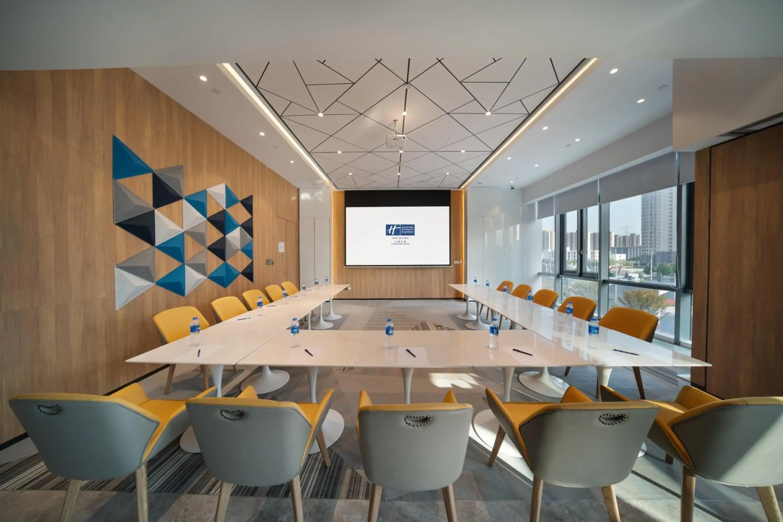 Meeting/conference room in Holiday Inn Express Shanghai Huijin, an IHG Hotel