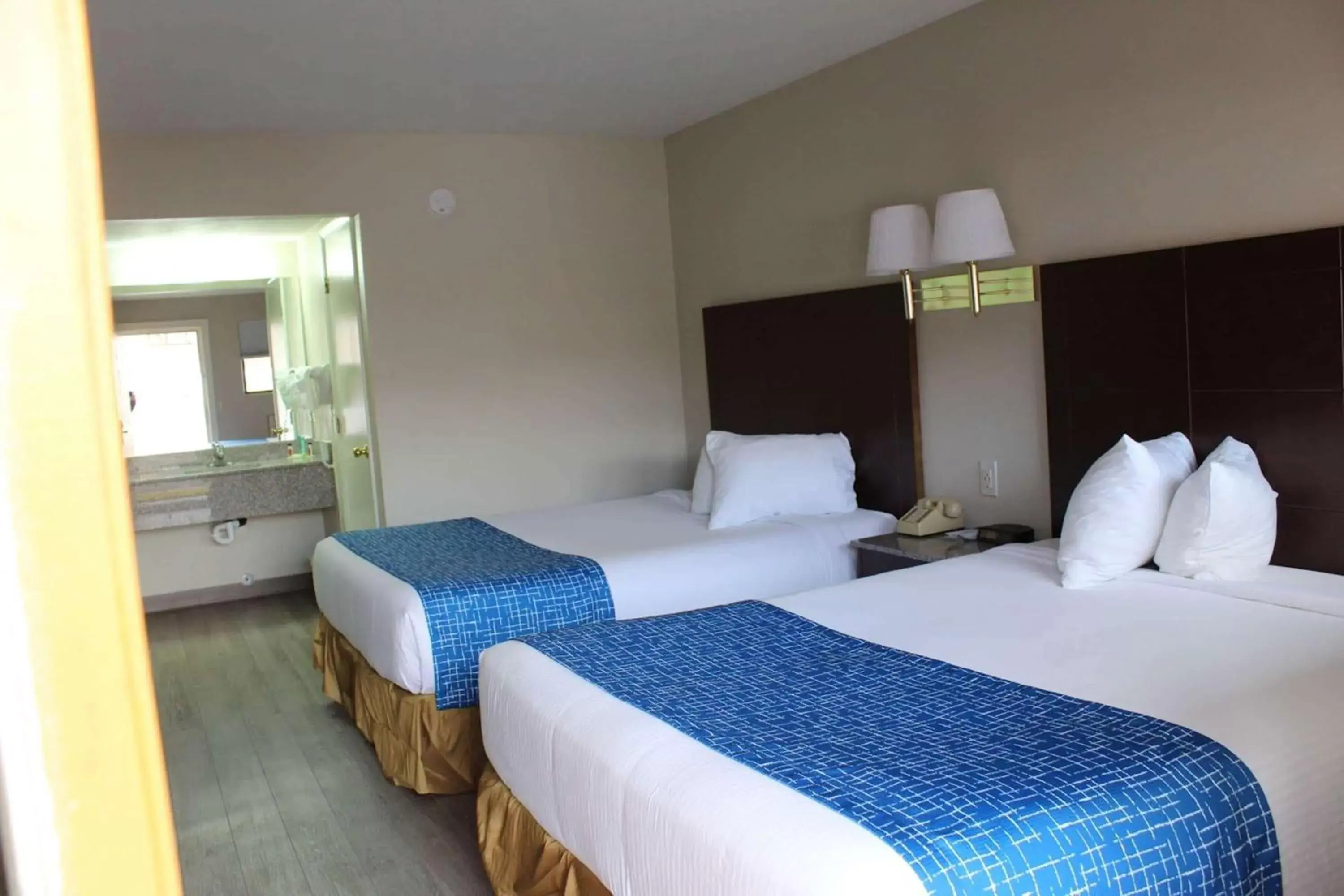 Photo of the whole room, Bed in Travelodge by Wyndham Cedar City