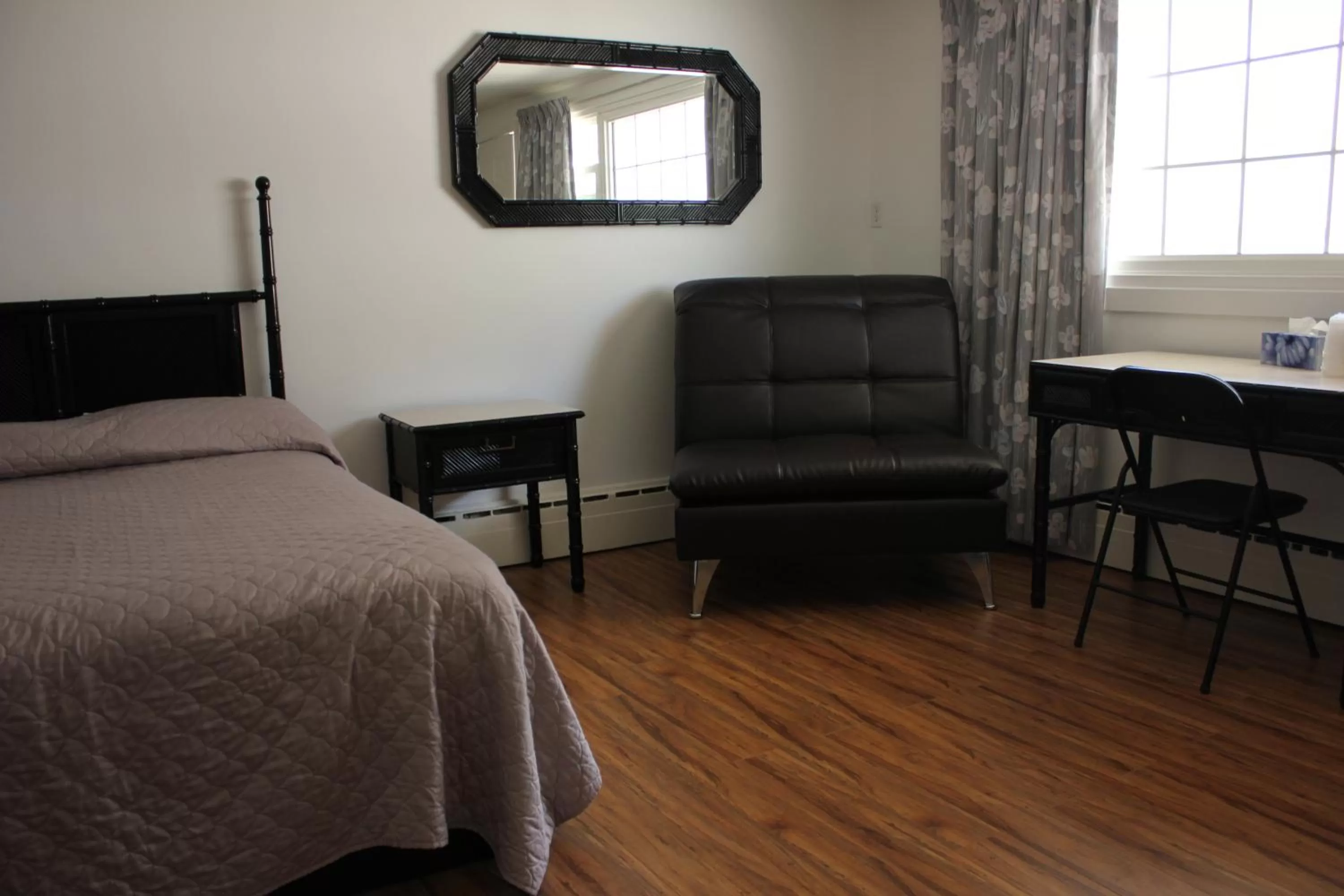 Bed in Stonehouse Motel and Restaurant