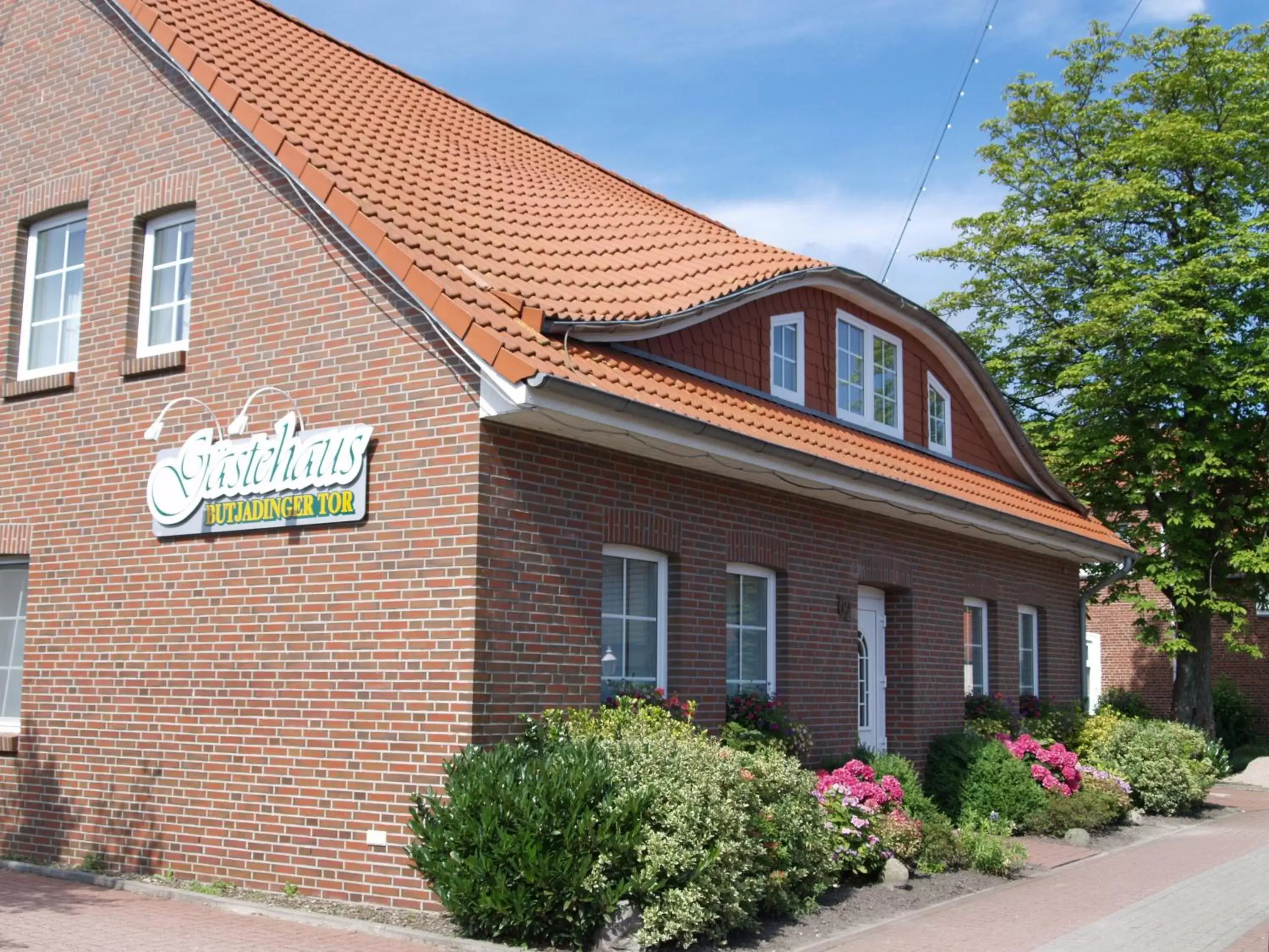 Facade/entrance, Property Building in Landhotel Butjadinger Tor