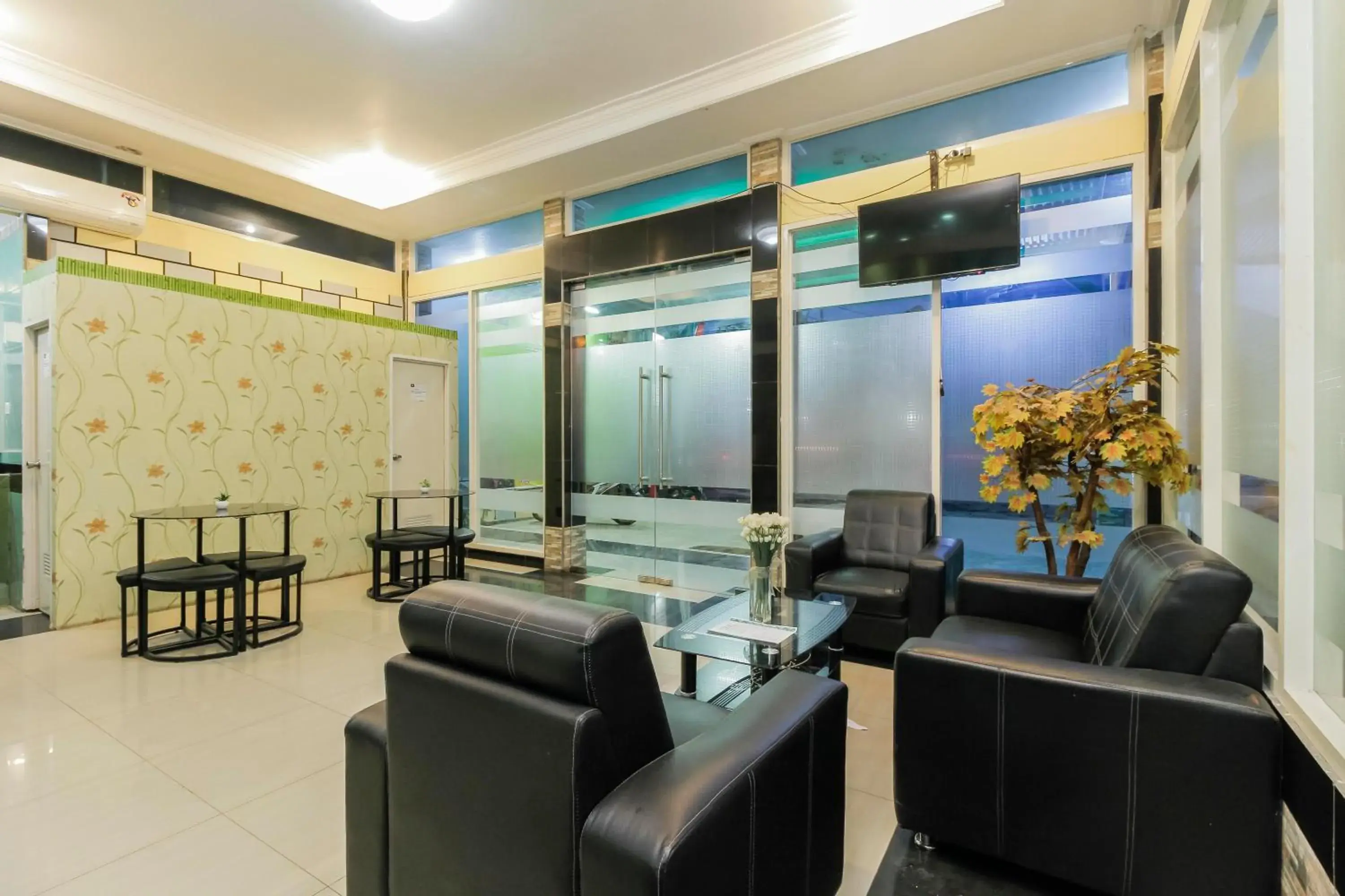 Lobby or reception, Restaurant/Places to Eat in RedDoorz near Taman Samarendah