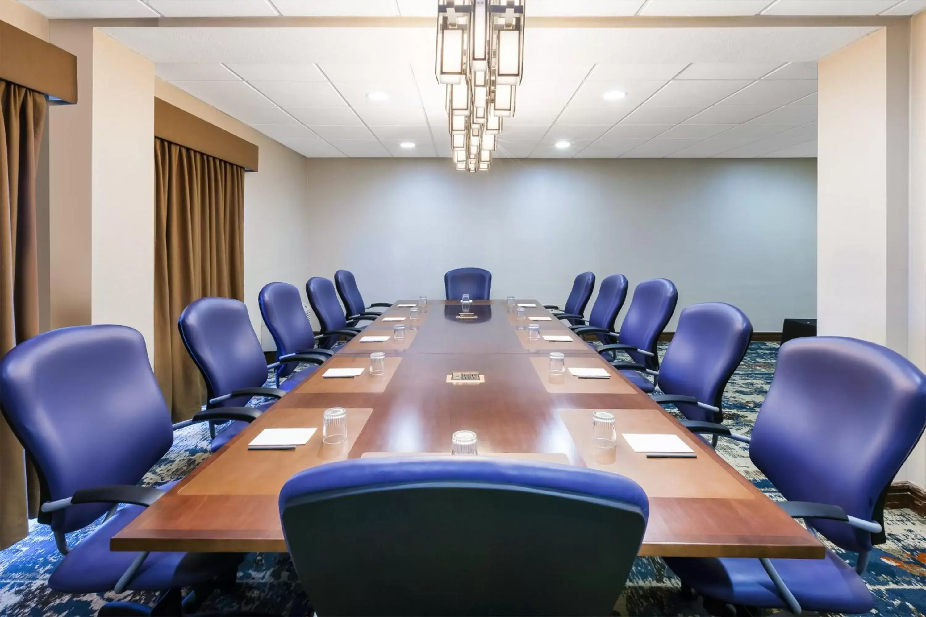 Meeting/conference room in Crowne Plaza Columbus North - Worthington, an IHG Hotel
