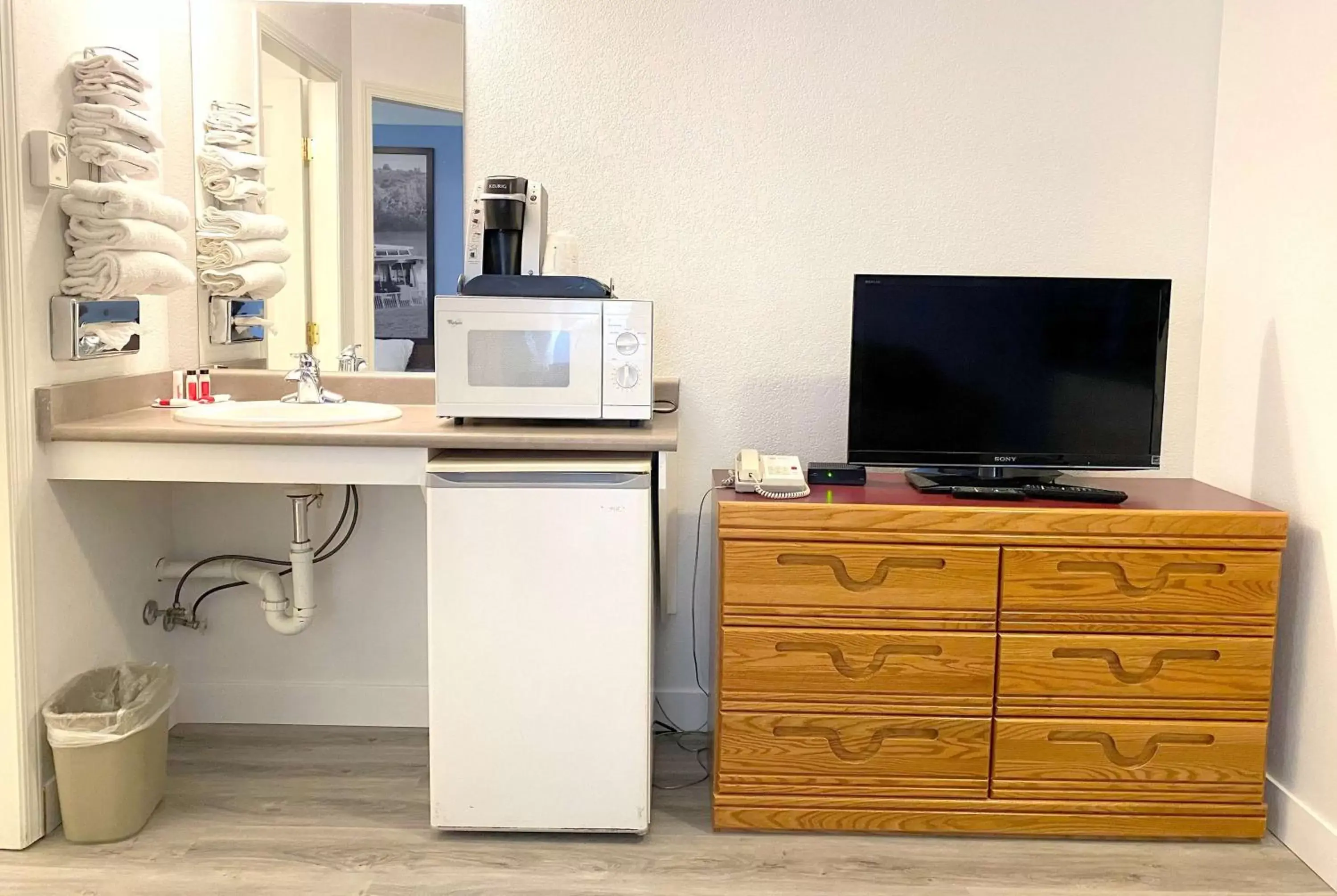 Photo of the whole room in Super 8 by Wyndham Sicamous Photo of the whole room in Super 8 by Wyndham Sicamous