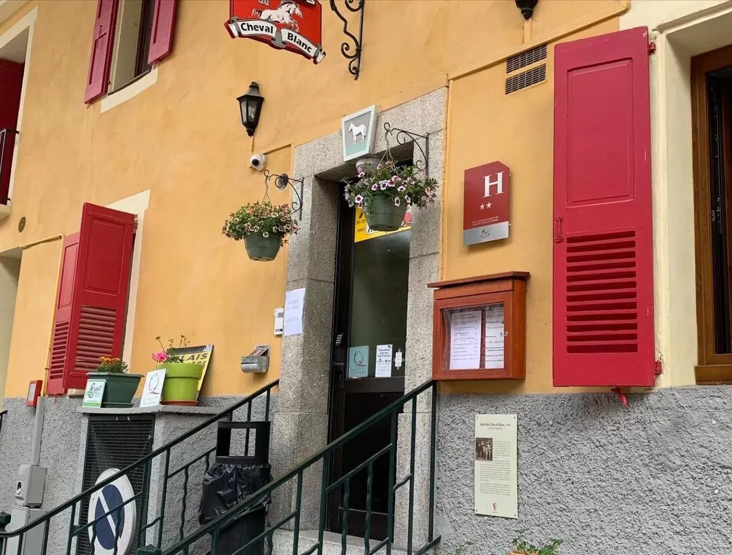 Facade/entrance in Hôtel Du Cheval Blanc