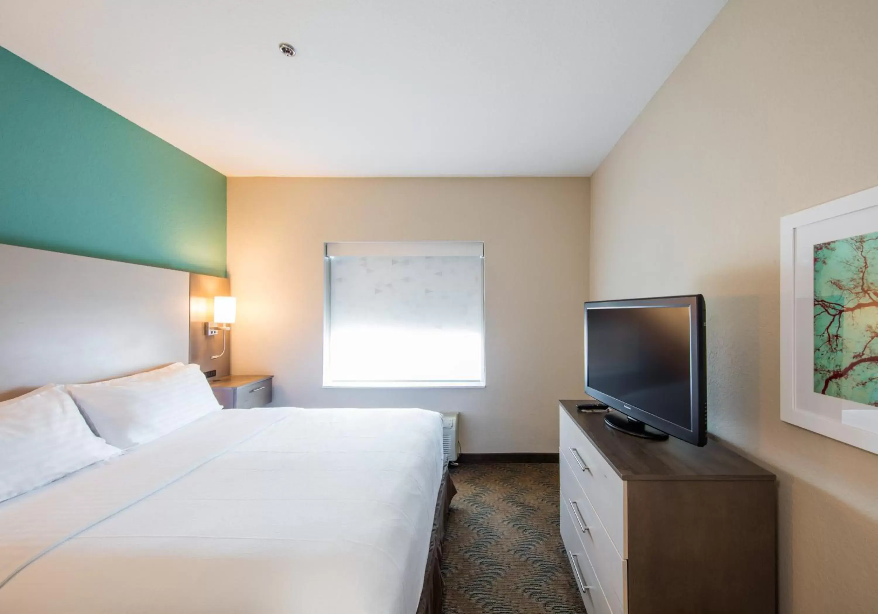 Photo of the whole room, Bed in Holiday Inn Hotel & Suites Lake City, an IHG Hotel