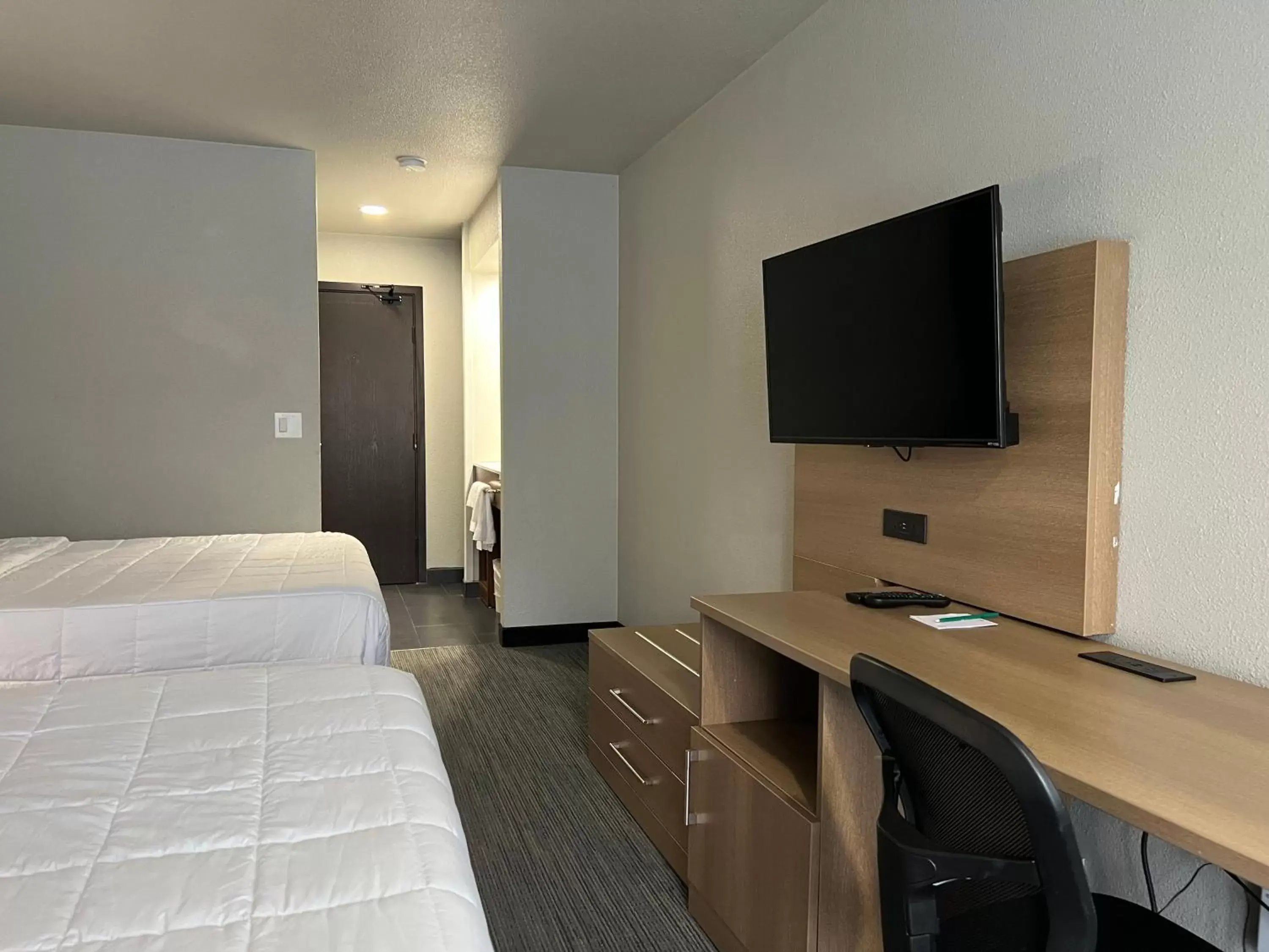 hair dresser, TV/Entertainment Center in Quality Inn Portland Airport PDX