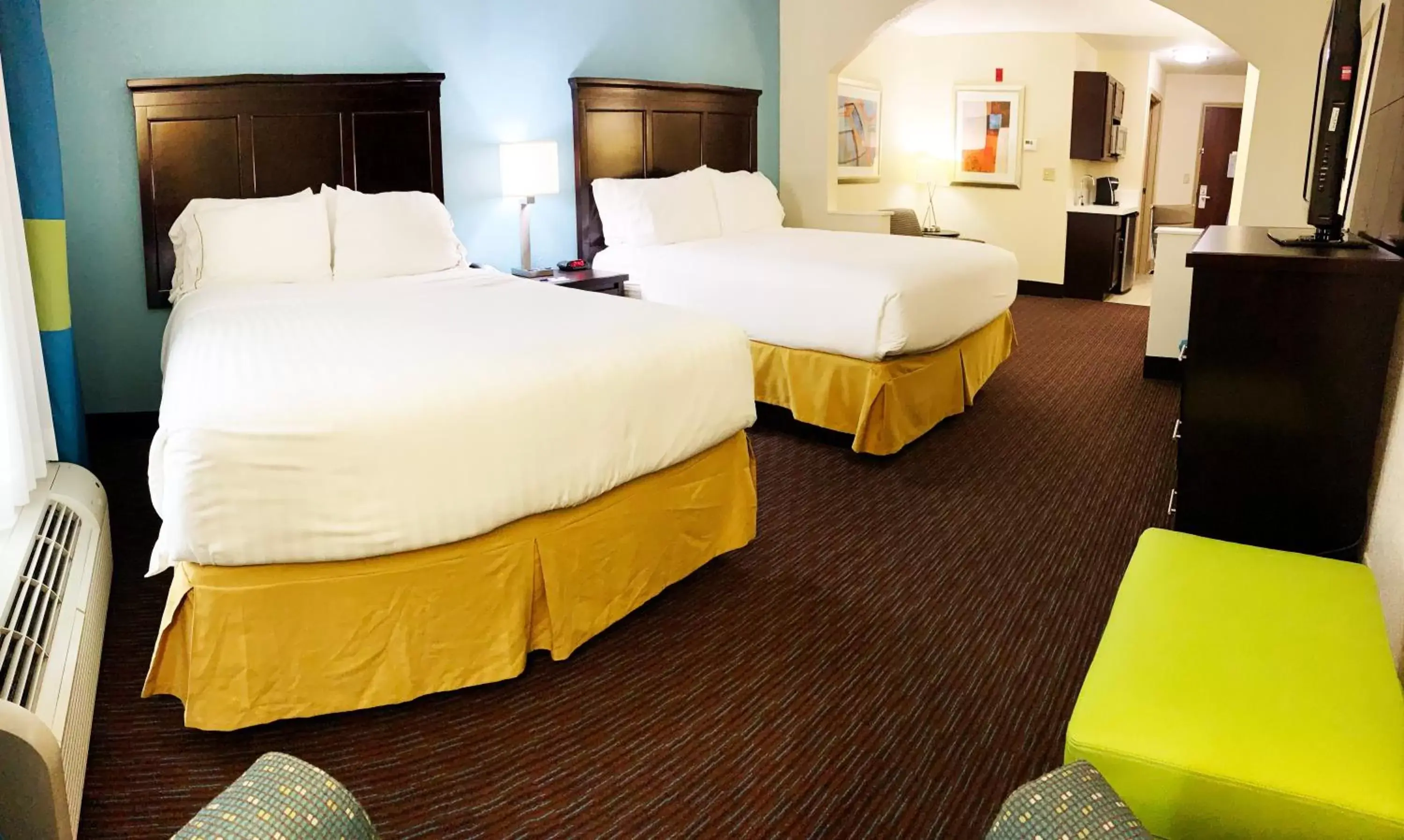 Photo of the whole room, Bed in Holiday Inn Express Hotel & Suites Gainesville, an IHG Hotel