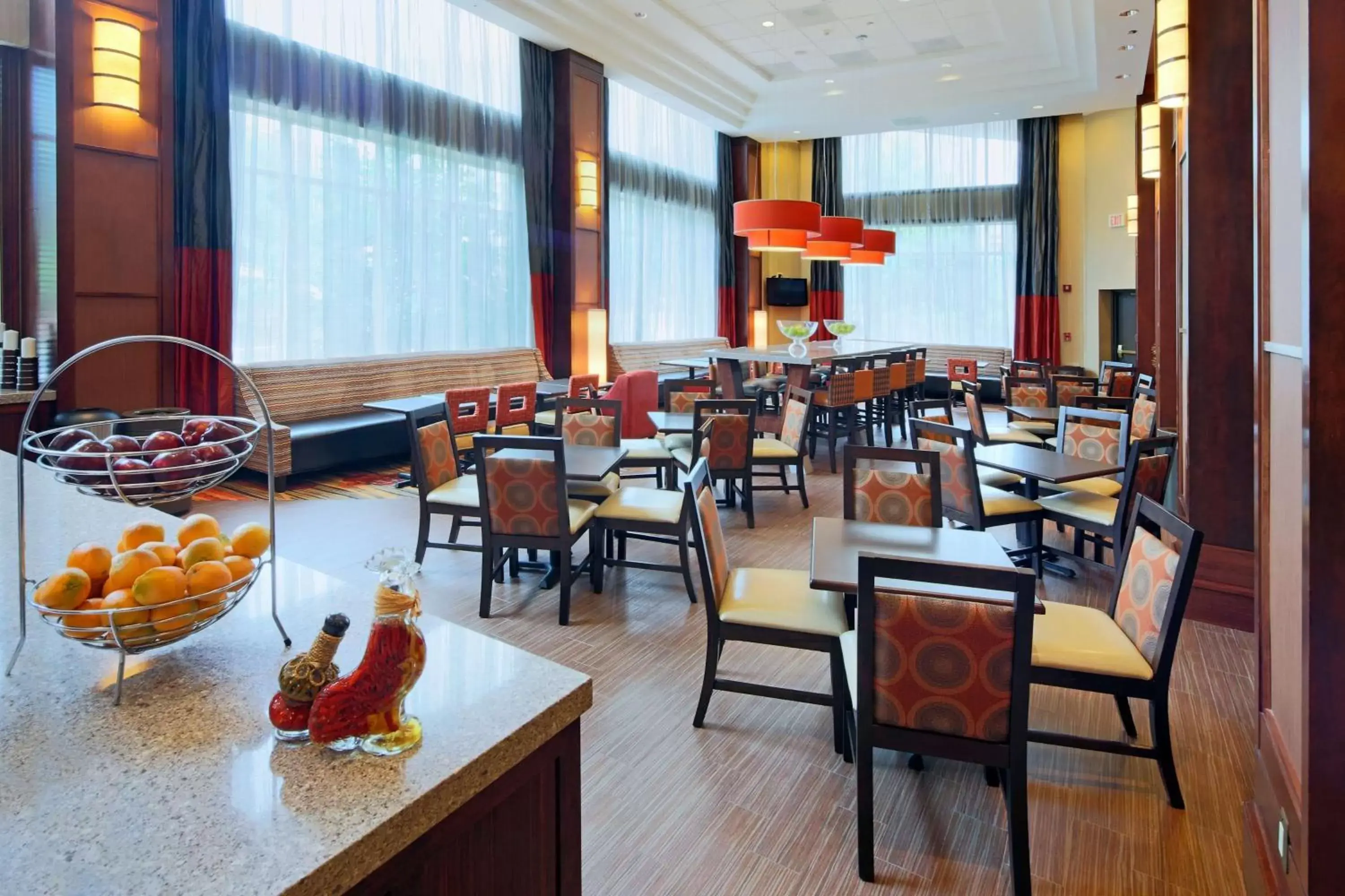 Breakfast, Restaurant/Places to Eat in Hampton Inn & Suites Arlington Crystal City DCA