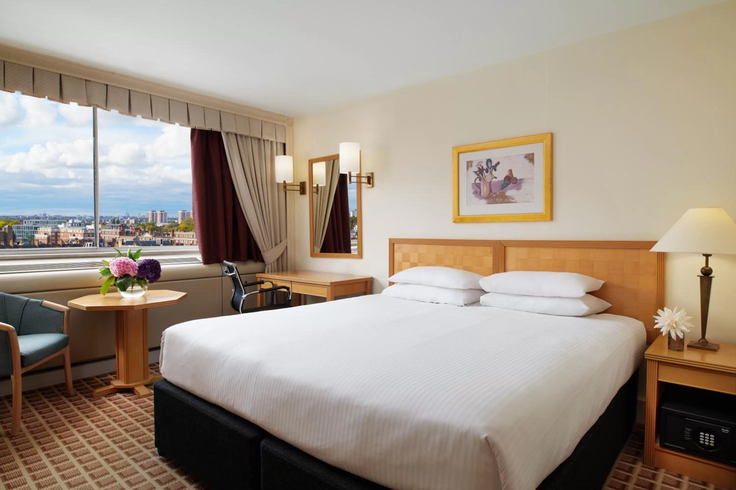 Bedroom, Bed in Copthorne Tara Hotel London Kensington