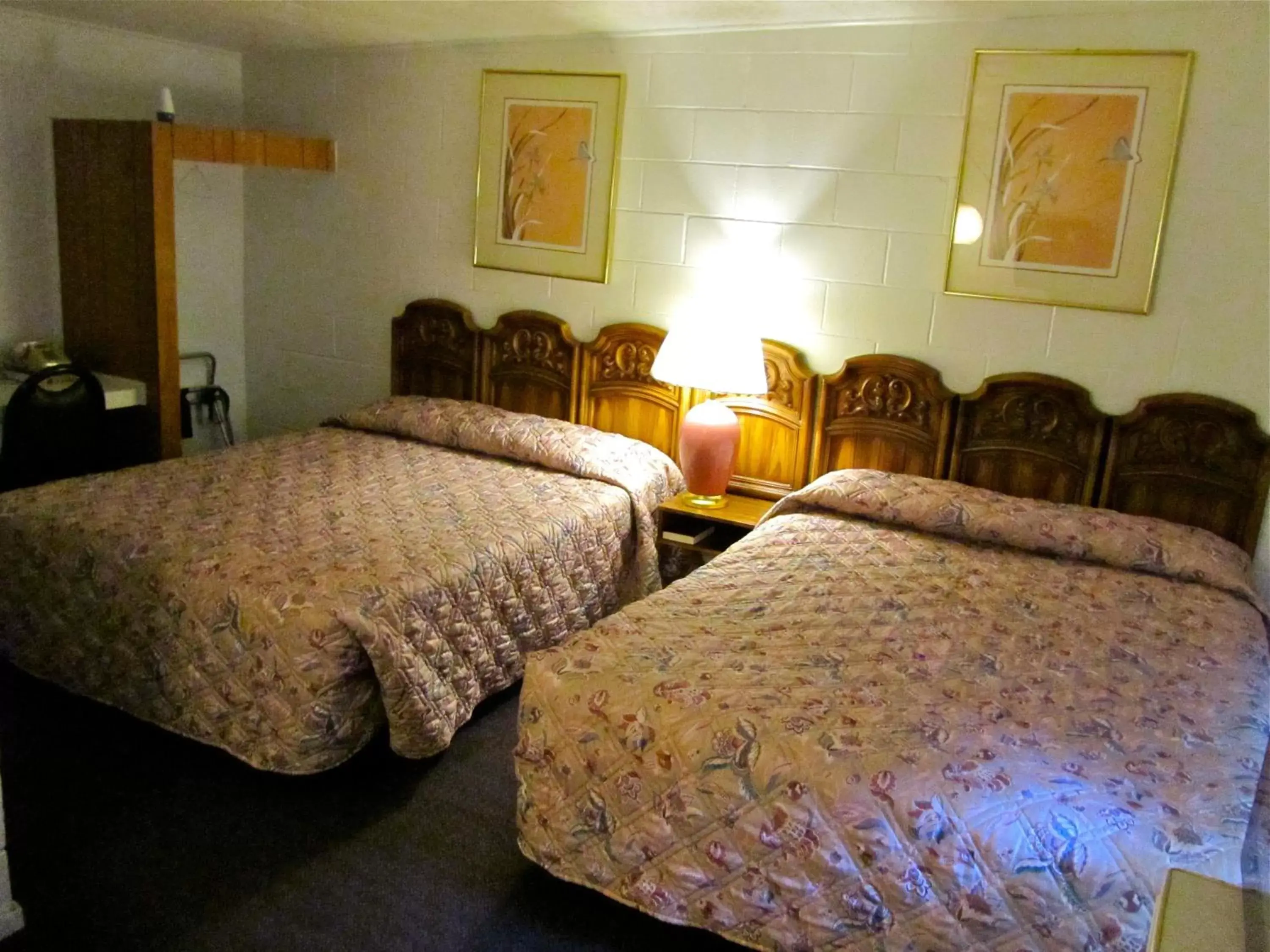 Bed in Relax Inn - Cottage Grove