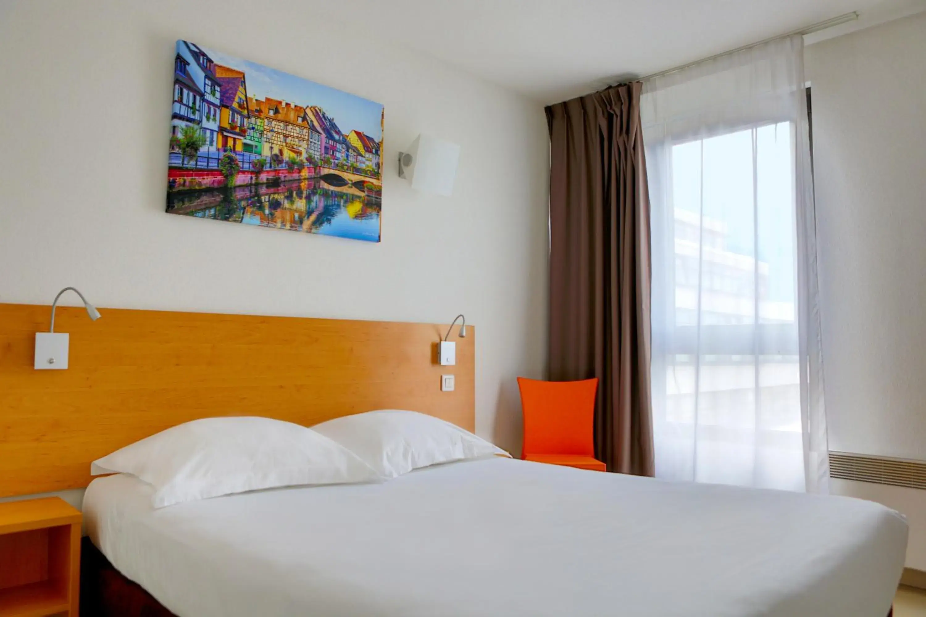 Bed in Cerise Strasbourg Bed in Cerise Strasbourg