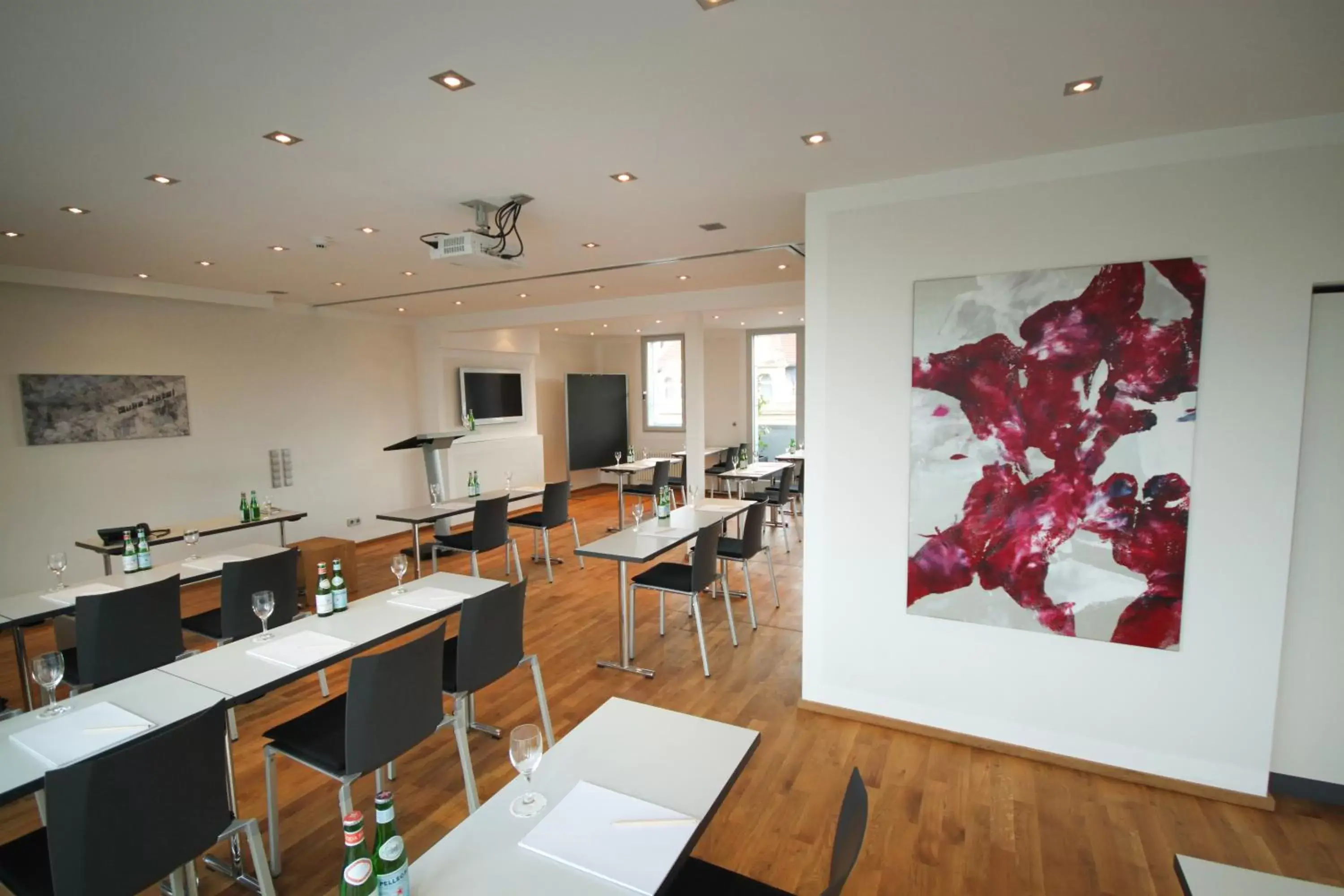 Business facilities, Restaurant/Places to Eat in Qube Hotel Bergheim