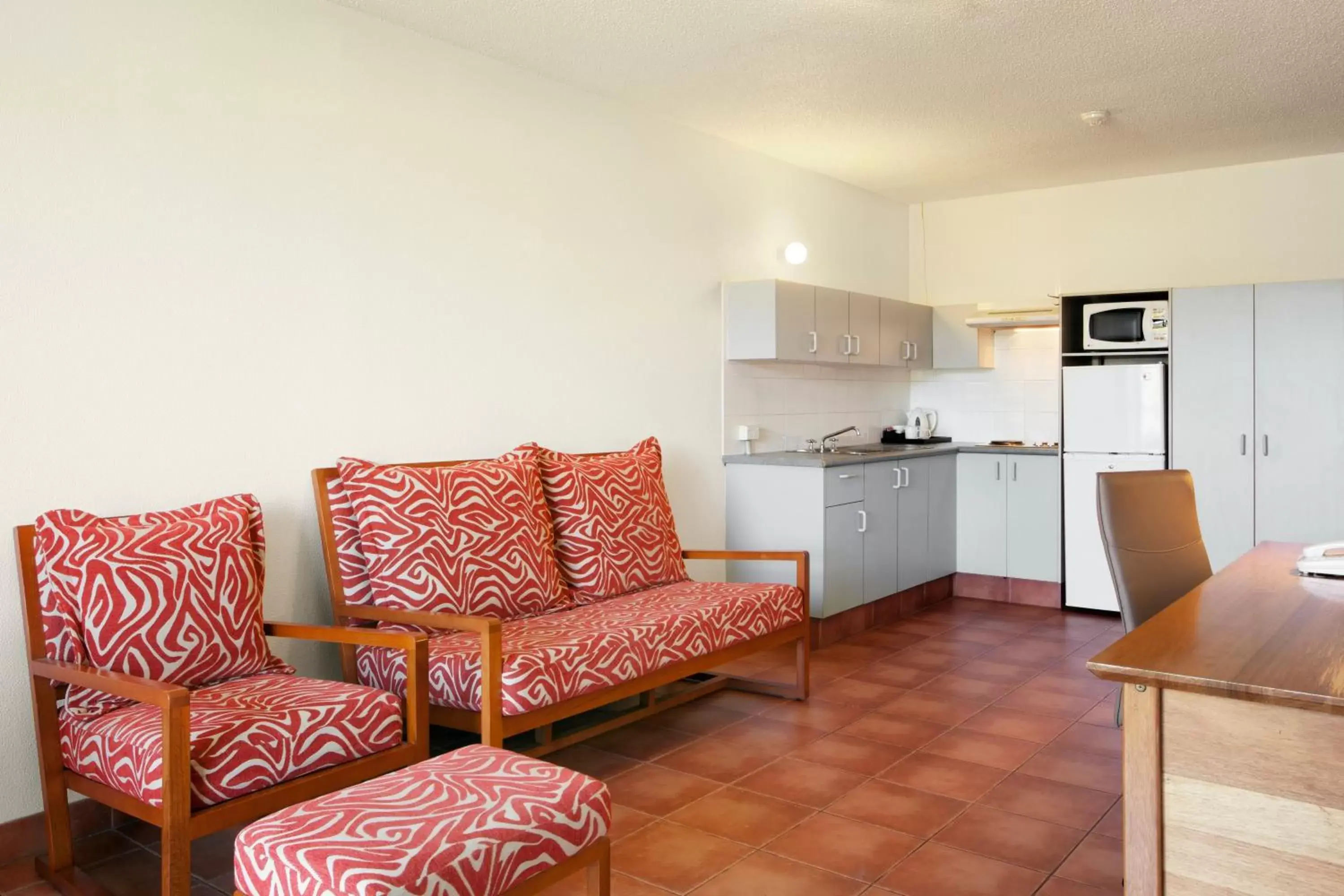 Kitchen or kitchenette, Seating Area in Holiday Inn & Suites Port Moresby, an IHG Hotel