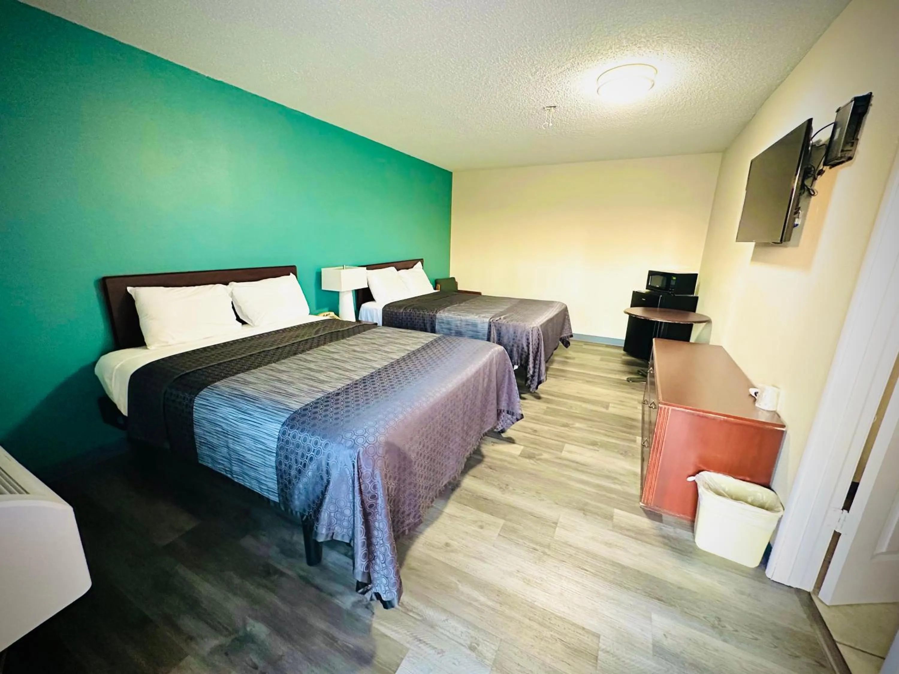 Double Room with Two Double Beds - Smoking in King's Inn Motel