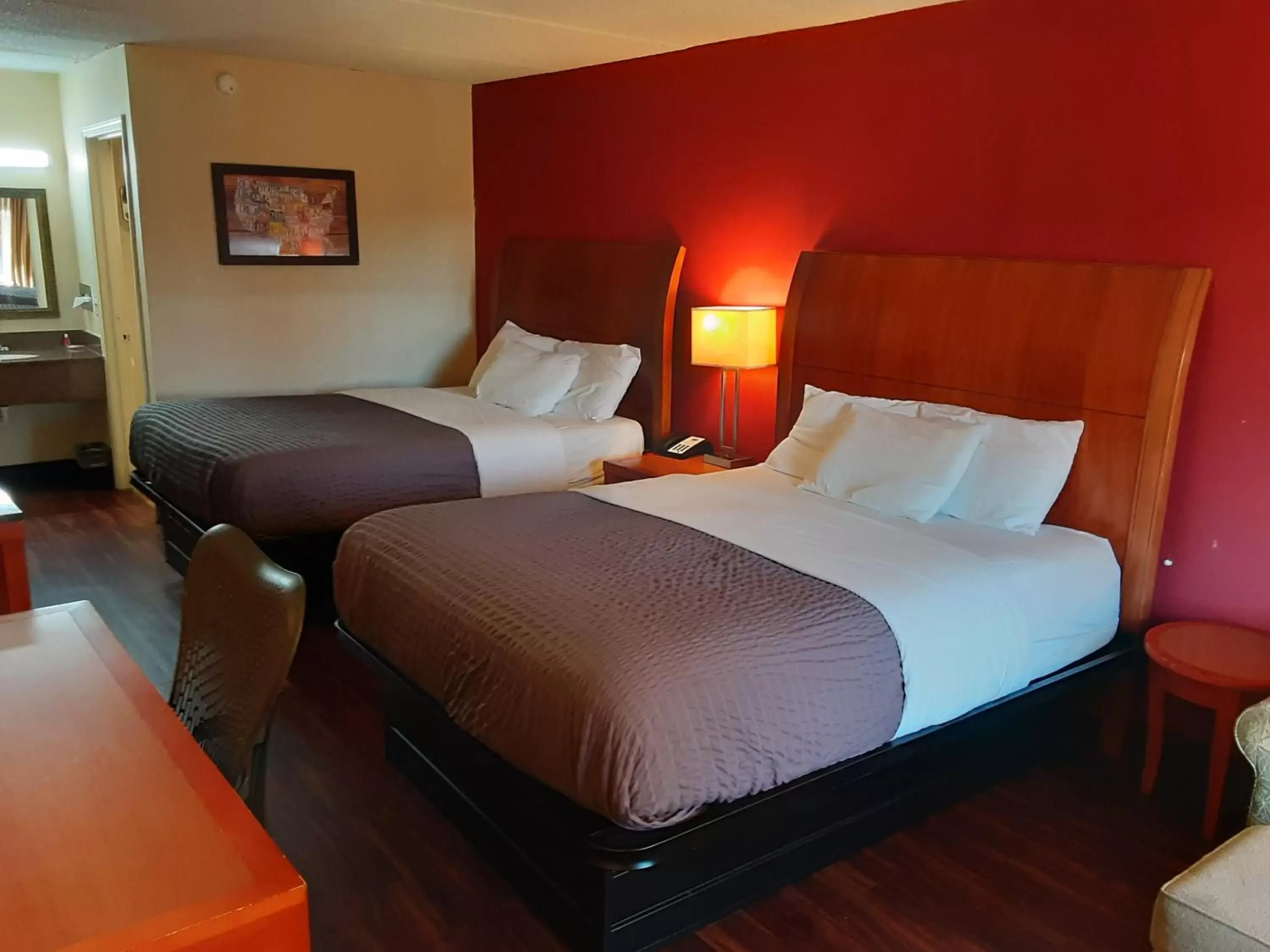 Bed in Econo Lodge Inn & Suites - Griffin