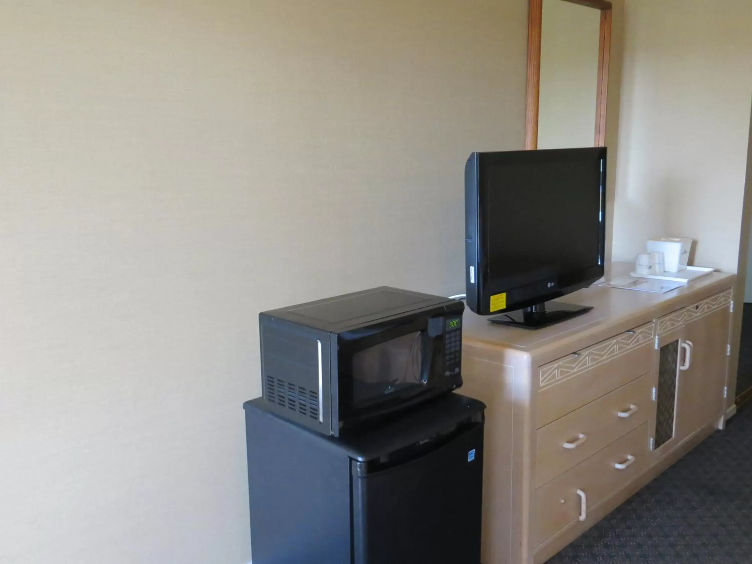 TV and multimedia, TV/Entertainment Center in Howard Johnson by Wyndham Torrance