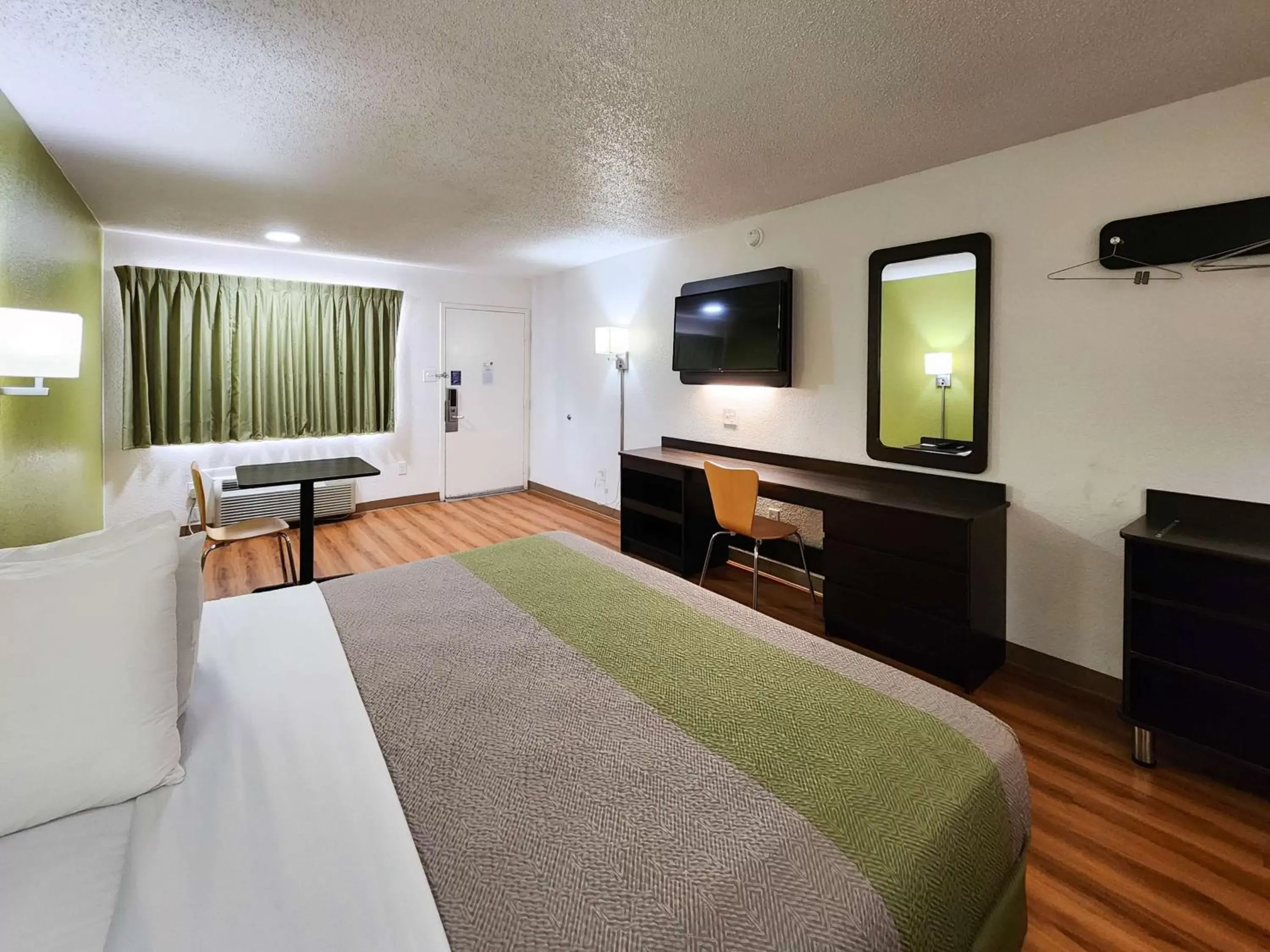 Bedroom, TV/Entertainment Center in Motel 6-Baytown, TX - Baytown East