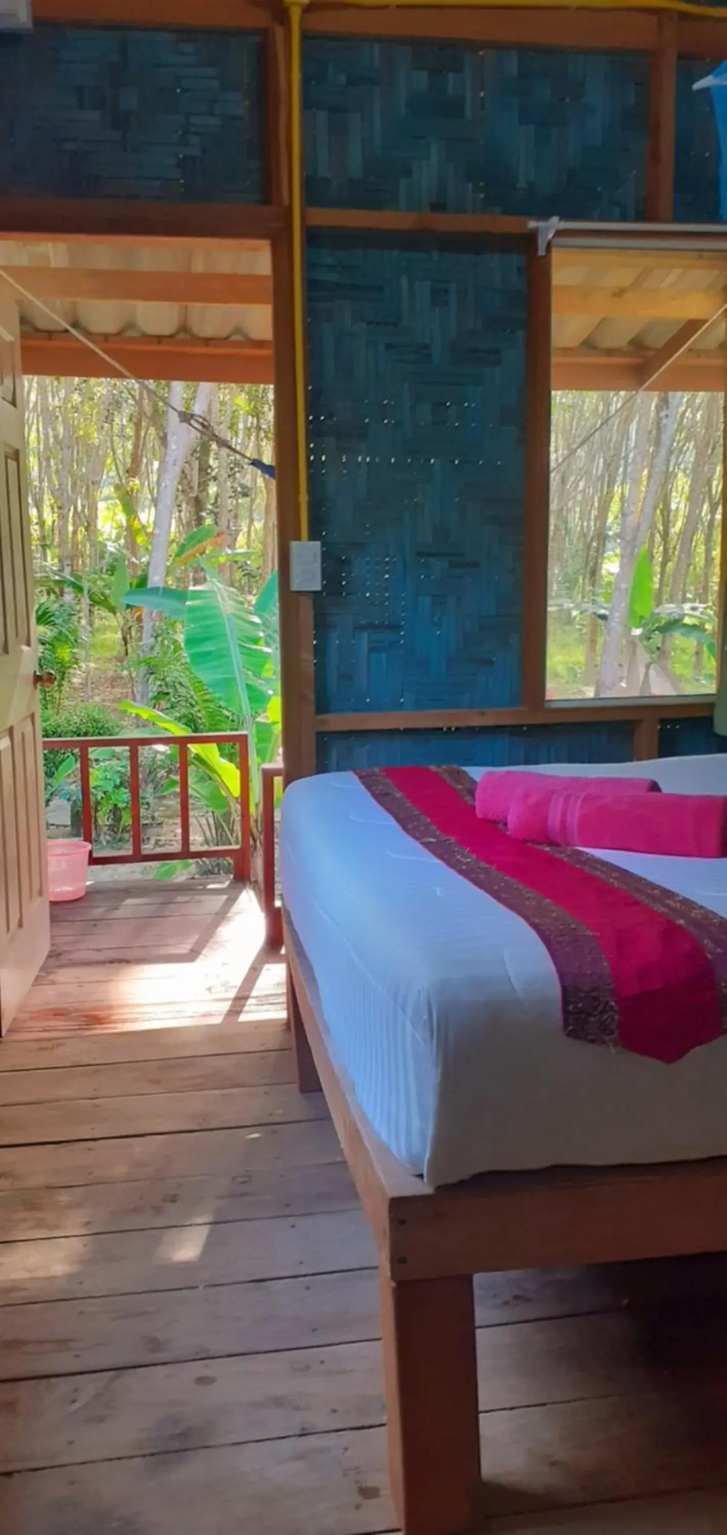 Photo of the whole room, Swimming Pool in Lanta Maikeaw Bungalow