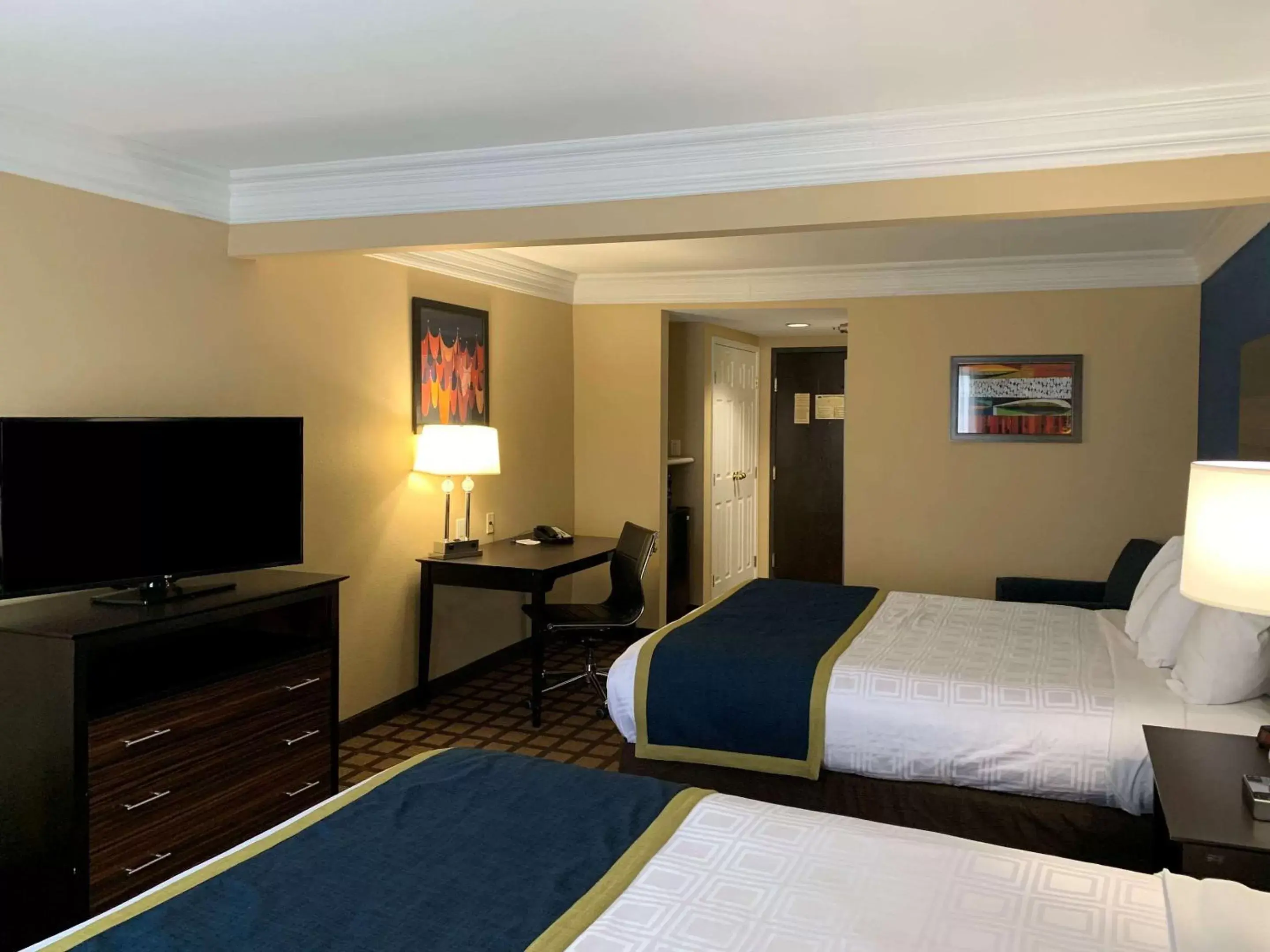 Queen Room with Two Queen Beds with Accessible Tub - Accessible/Non Smoking in Comfort Inn Saint Paul East Queen Room with Two Queen Beds with Accessible Tub - Accessible/Non Smoking in Comfort Inn Saint Paul East