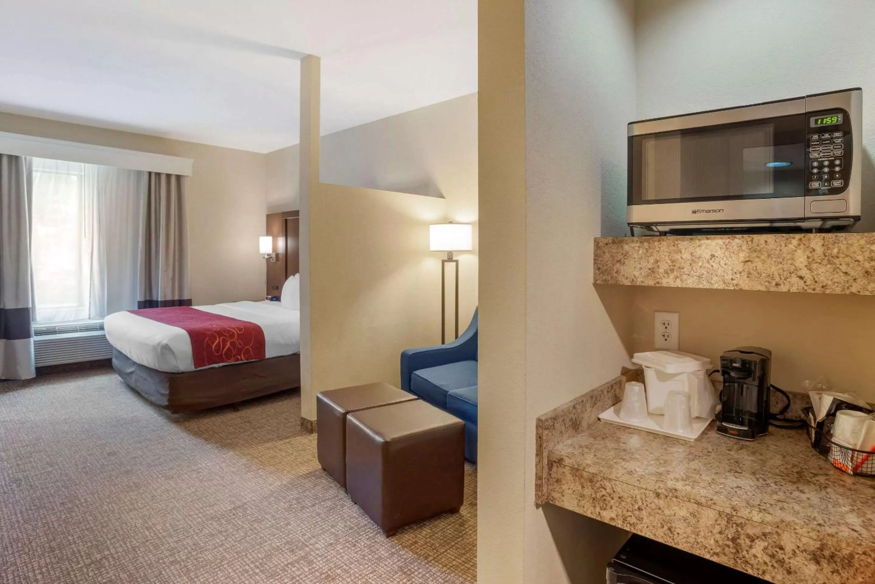 Photo of the whole room, Bed in Comfort Suites Fredericksburg North