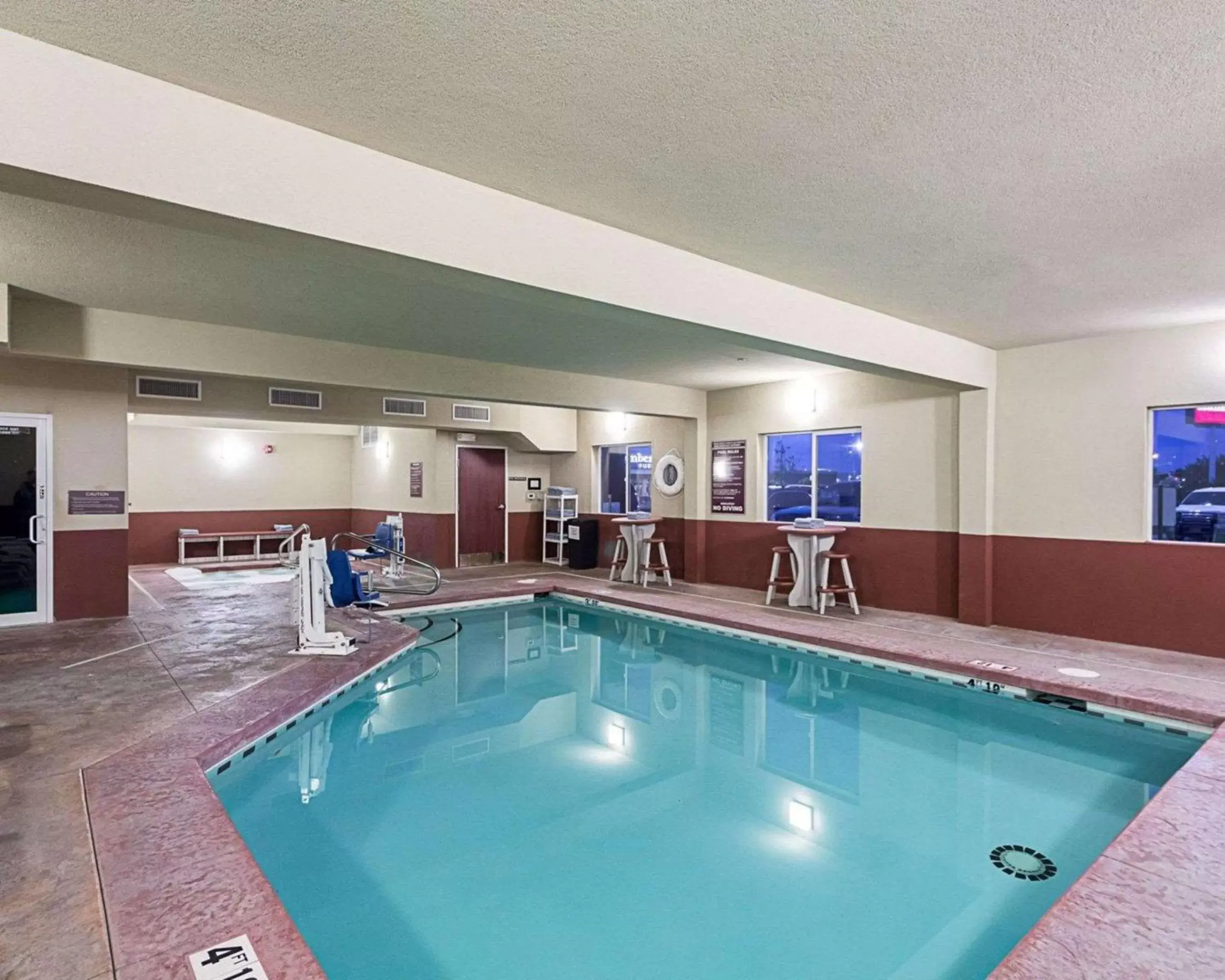 On site, Swimming Pool in Comfort Suites Airport Wichita