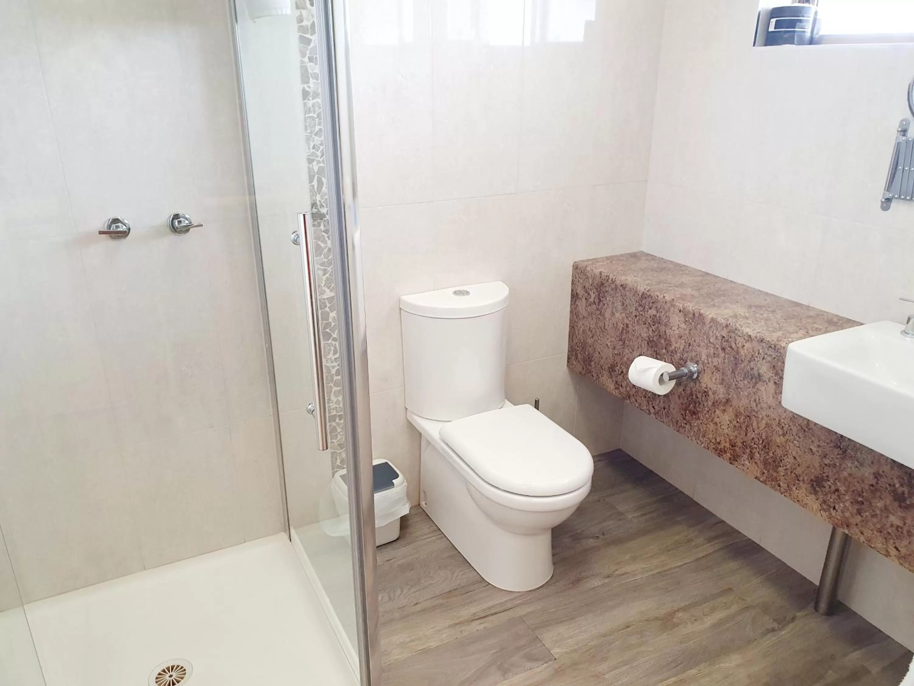 Bathroom in Addison Motor Inn