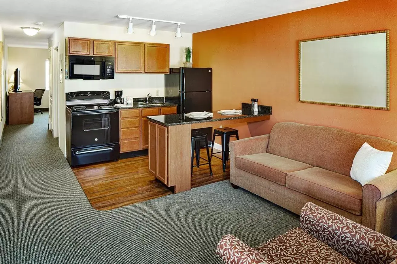 Kitchen/Kitchenette in Affordable Suites Mooresville